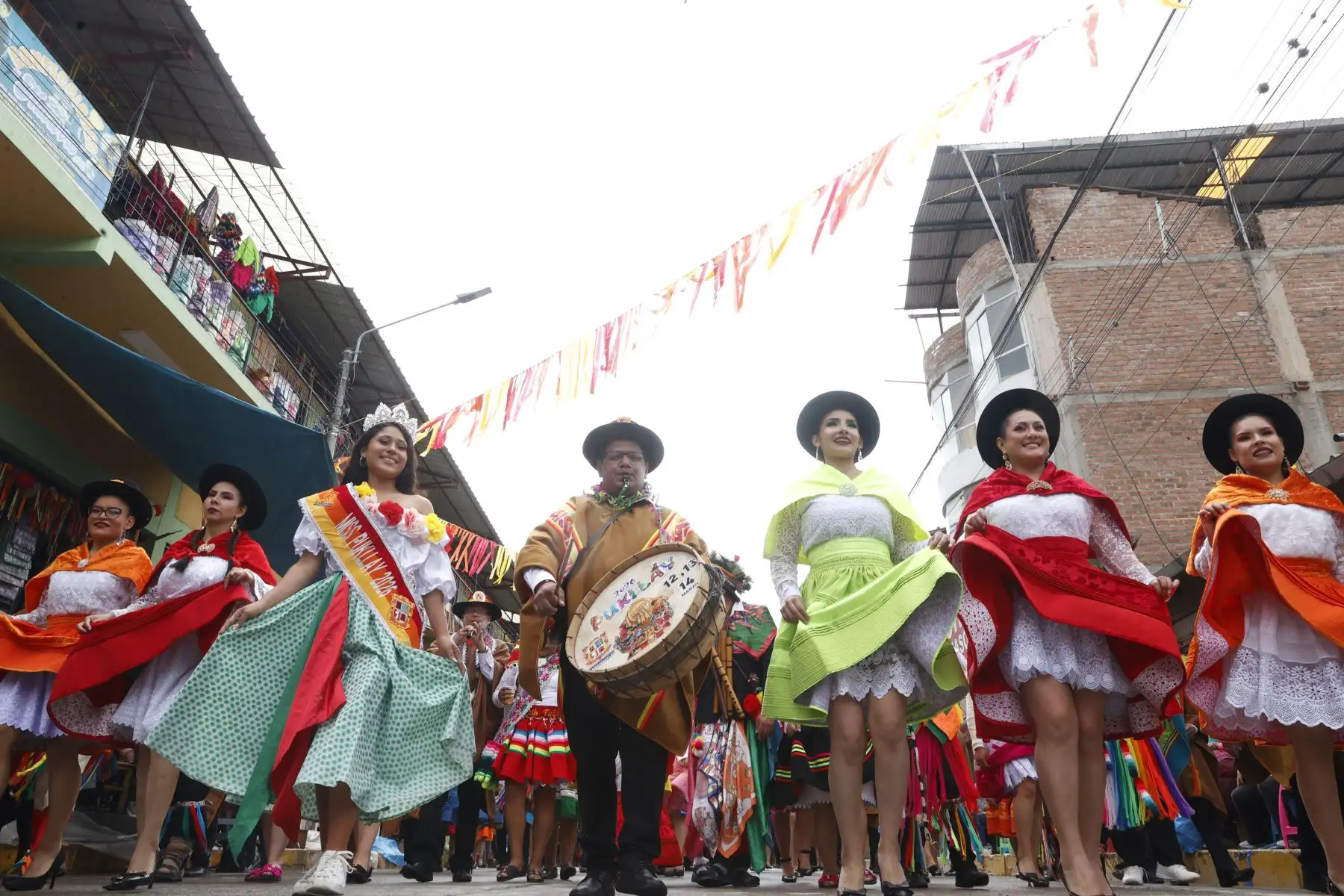 El Carnaval Pukllay se ha convertido también en una plataforma para preservar y difundir las tradiciones culturales de Apurímac. Las nuevas generaciones participan activamente, aprendiendo danzas y costumbres transmitidas por sus mayores. Foto: ANDINA/Vidal Tarqui