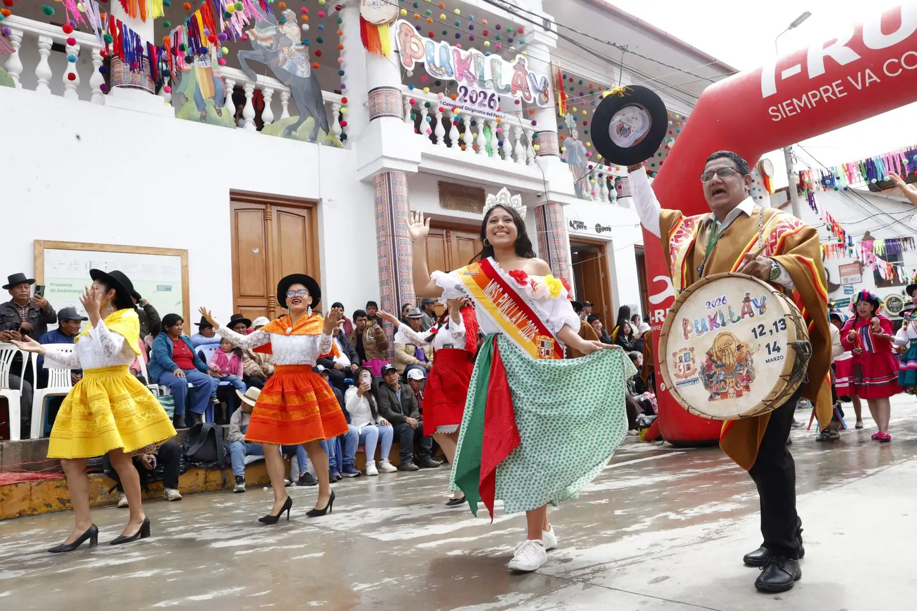 Las calles de Andahuaylas se transformaron en un gran escenario al aire libre donde el folclore andino fue protagonista. El entusiasmo de los participantes y del público creó un ambiente festivo que se extendió durante varias horas. Foto: ANDINA/Vidal Tarqui