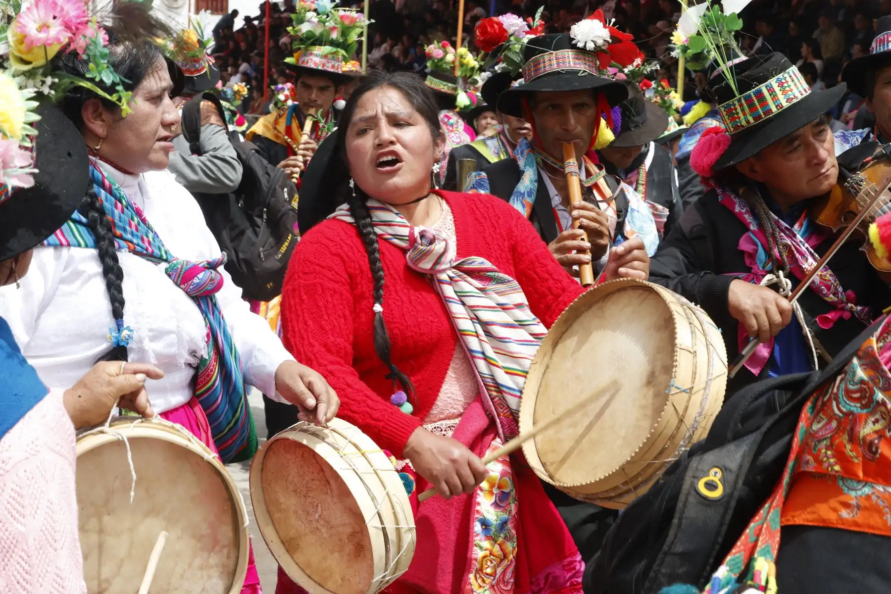 Cientos de danzantes recorrieron las principales calles de Andahuaylas mostrando coreografías que combinan historia, costumbres y alegría popular. El Pukllay, que en quechua significa “jugar”, se convierte cada año en un espacio de encuentro cultural entre pueblos del sur del país. Foto: ANDINA/Vidal Tarqui
