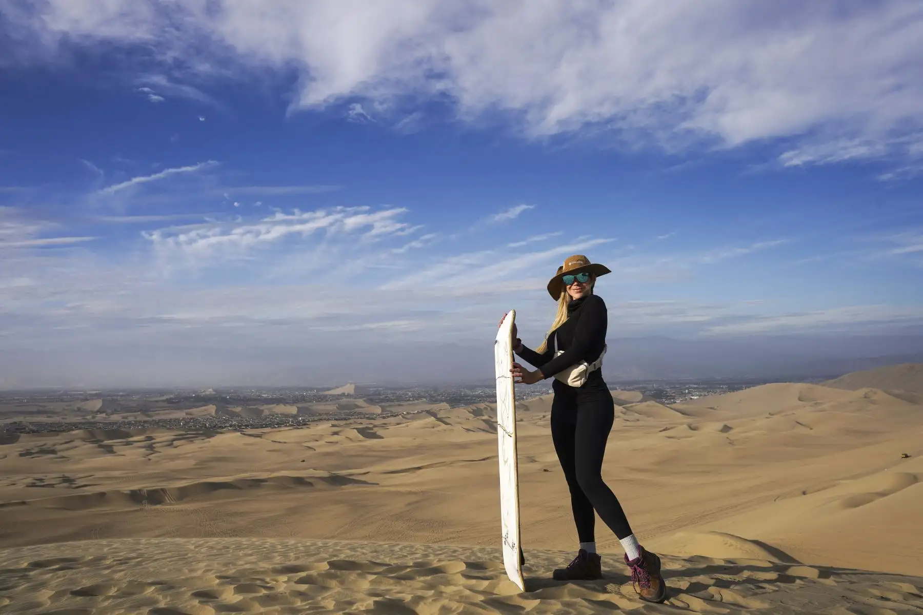 Se puede practican deportes de aventura en las dunas de Ica como el sandboard. Foto: Genry Bautista