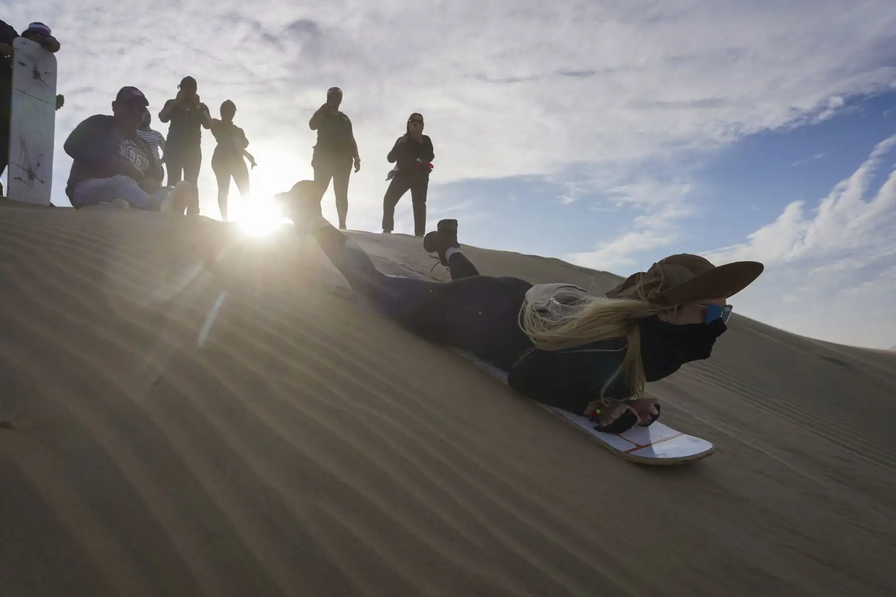 Se puede practican deportes de aventura en las dunas de Ica como el sandboard. Foto: Genry Bautista