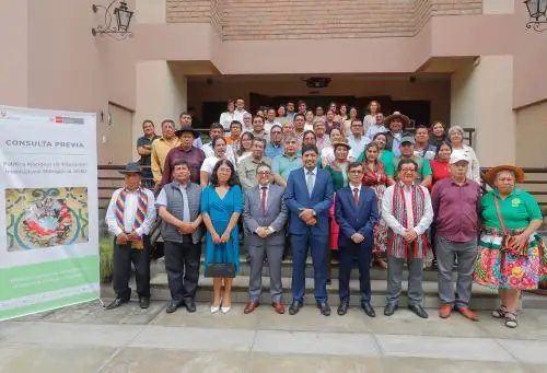 De manera consensuada, el Ministerio de Educación (Minedu) y ocho organizaciones representativas de los pueblos indígenas aprobaron el plan de consulta de la Política Nacional de Educación Intercultural Bilingüe al 2040 como parte del derecho a la consulta previa de los pueblos indígenas u originarios.  ANDINA/Difusión