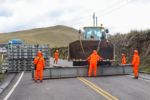 Equipo de Provías Nacional se encarga de la instalación de un puente modular en el distrito de Cátac. Foto: MTC/Difusión
