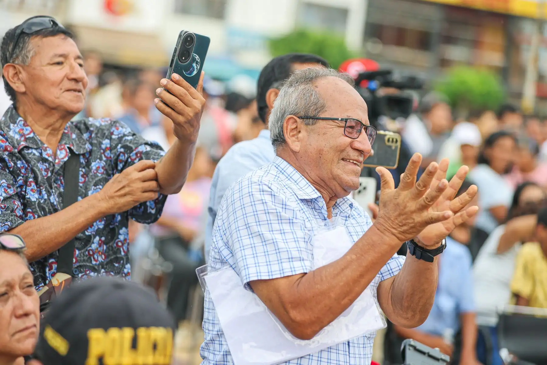 Tras su llegada a Chiclayo, en la región Lambayeque, el presidente José María Balcázar lideró en la Plaza Cívica de José Leonardo Ortiz la entrega de más de 2,500 títulos de propiedad que transformarán la vida de más de 10,000 ciudadanos en las tres provincias de la región. Foto: Presidencia