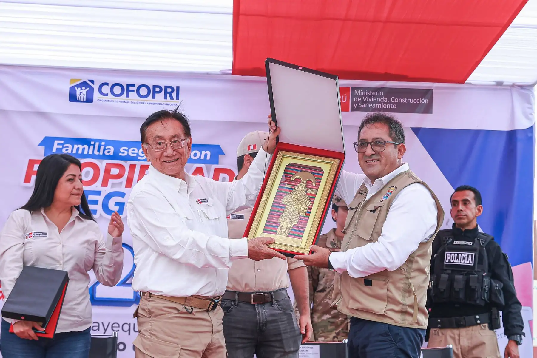 Tras su llegada a Chiclayo, en la región Lambayeque, el presidente José María Balcázar lideró en la Plaza Cívica de José Leonardo Ortiz la entrega de más de 2,500 títulos de propiedad que transformarán la vida de más de 10,000 ciudadanos en las tres provincias de la región. Foto: Presidencia