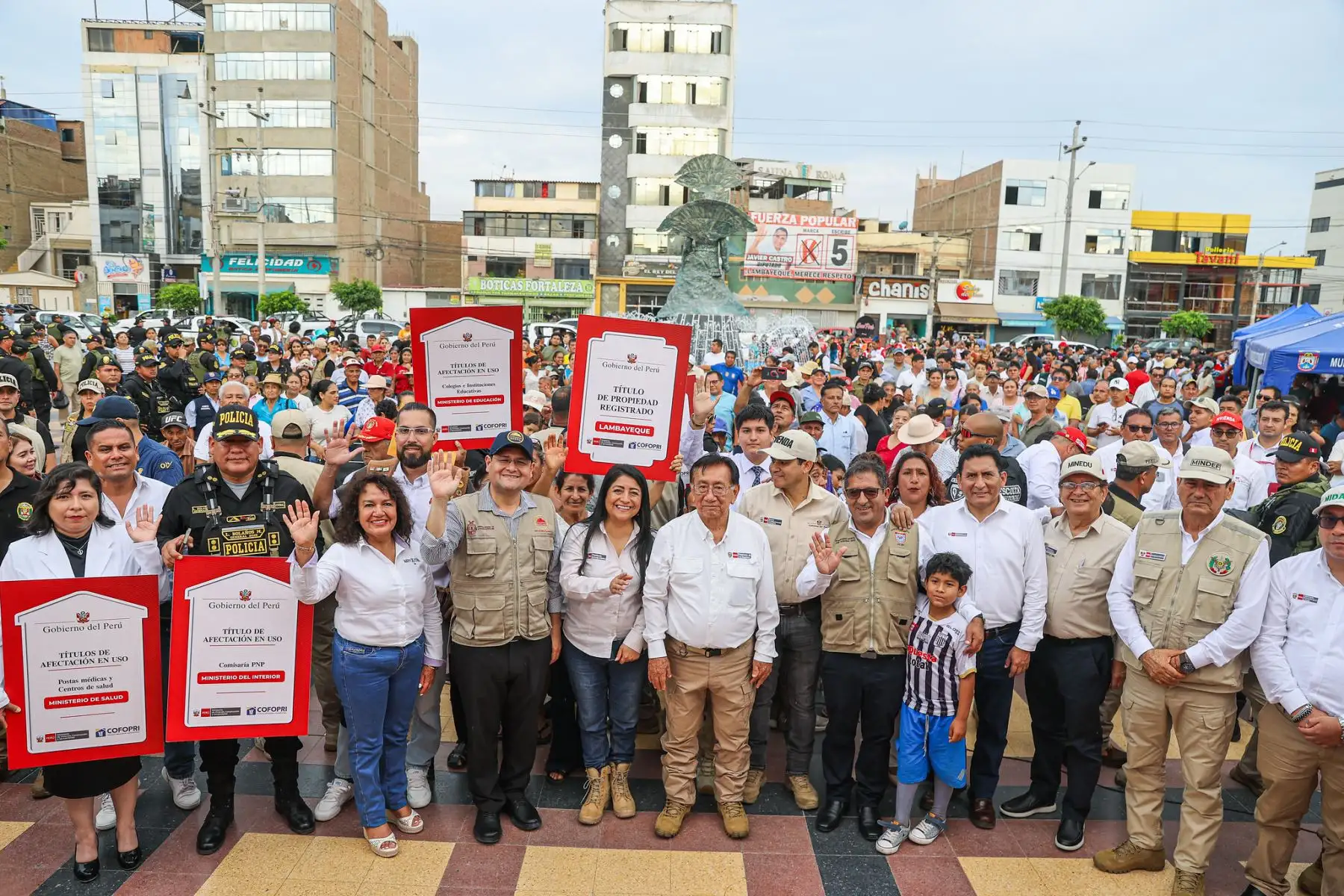 Tras su llegada a Chiclayo, en la región Lambayeque, el presidente José María Balcázar lideró en la Plaza Cívica de José Leonardo Ortiz la entrega de más de 2,500 títulos de propiedad que transformarán la vida de más de 10,000 ciudadanos en las tres provincias de la región. Foto: Presidencia