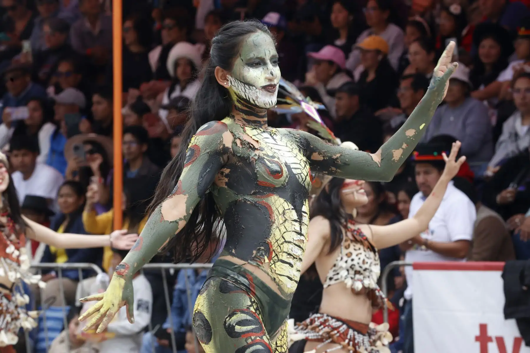 El Carnaval Pukllay 2026, celebrado en la región Apurímac, convirtió a la ciudad de Andahuaylas en escenario de un gran encuentro cultural que reunió a delegaciones de distintas partes del país. Durante la festividad participaron comparsas y agrupaciones provenientes de departamentos como Cajamarca, Chiclayo, Piura, San Martín, Loreto, Huancavelica, Puno, Moquegua, Ayacucho, Madre de Dios y Cusco, quienes mostraron danzas, música y coloridas vestimentas tradicionales en una celebración que destaca la diversidad y riqueza cultural del Perú. Foto: ANDINA/Vidal Tarqui