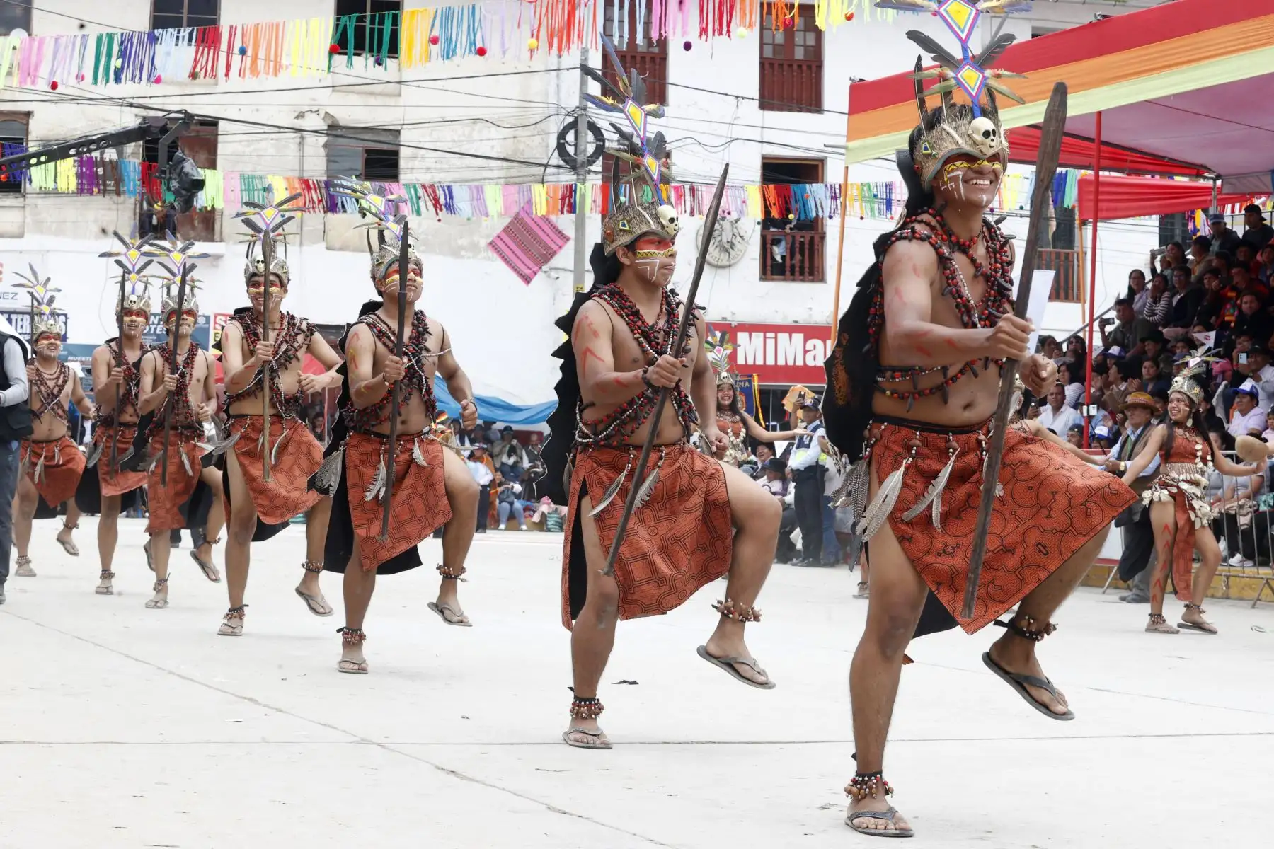 El Carnaval Pukllay 2026, celebrado en la región Apurímac, convirtió a la ciudad de Andahuaylas en escenario de un gran encuentro cultural que reunió a delegaciones de distintas partes del país. Durante la festividad participaron comparsas y agrupaciones provenientes de departamentos como Cajamarca, Chiclayo, Piura, San Martín, Loreto, Huancavelica, Puno, Moquegua, Ayacucho, Madre de Dios y Cusco, quienes mostraron danzas, música y coloridas vestimentas tradicionales en una celebración que destaca la diversidad y riqueza cultural del Perú. Foto: ANDINA/Vidal Tarqui
