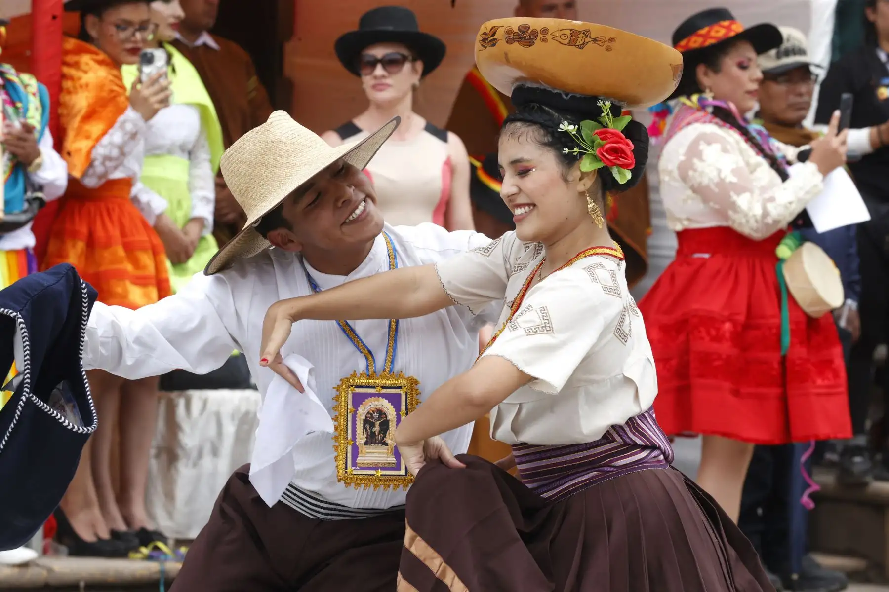 El Carnaval Pukllay 2026, celebrado en la región Apurímac, convirtió a la ciudad de Andahuaylas en escenario de un gran encuentro cultural que reunió a delegaciones de distintas partes del país. Durante la festividad participaron comparsas y agrupaciones provenientes de departamentos como Cajamarca, Chiclayo, Piura, San Martín, Loreto, Huancavelica, Puno, Moquegua, Ayacucho, Madre de Dios y Cusco, quienes mostraron danzas, música y coloridas vestimentas tradicionales en una celebración que destaca la diversidad y riqueza cultural del Perú. Foto: ANDINA/Vidal Tarqui