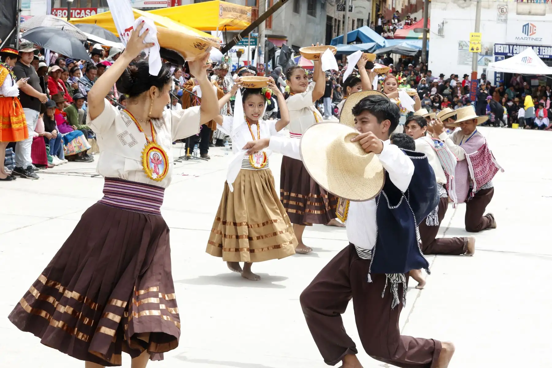 El Carnaval Pukllay 2026, celebrado en la región Apurímac, convirtió a la ciudad de Andahuaylas en escenario de un gran encuentro cultural que reunió a delegaciones de distintas partes del país. Durante la festividad participaron comparsas y agrupaciones provenientes de departamentos como Cajamarca, Chiclayo, Piura, San Martín, Loreto, Huancavelica, Puno, Moquegua, Ayacucho, Madre de Dios y Cusco, quienes mostraron danzas, música y coloridas vestimentas tradicionales en una celebración que destaca la diversidad y riqueza cultural del Perú. Foto: ANDINA/Vidal Tarqui