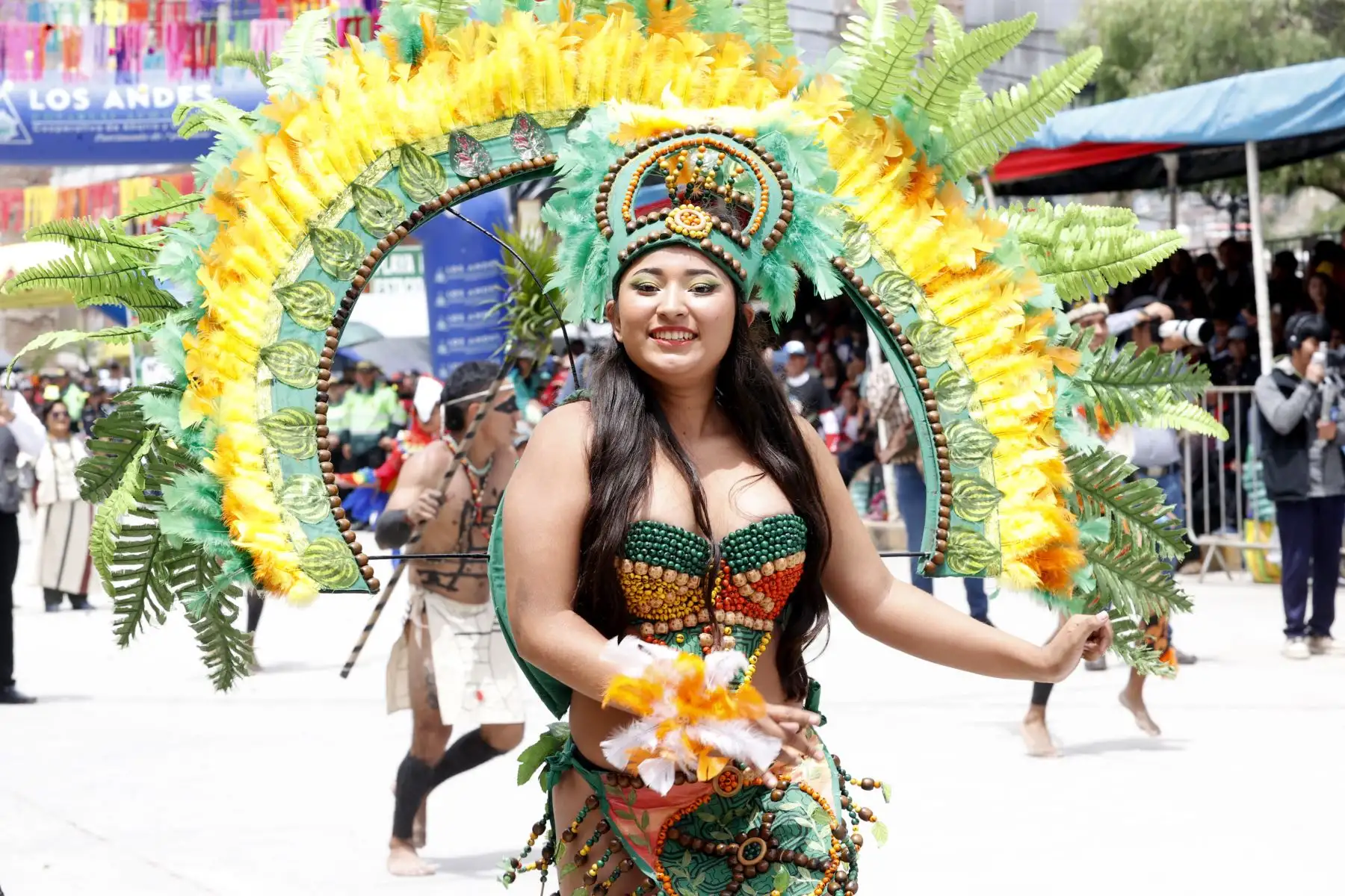 El Carnaval Pukllay 2026, celebrado en la región Apurímac, convirtió a la ciudad de Andahuaylas en escenario de un gran encuentro cultural que reunió a delegaciones de distintas partes del país. Durante la festividad participaron comparsas y agrupaciones provenientes de departamentos como Cajamarca, Chiclayo, Piura, San Martín, Loreto, Huancavelica, Puno, Moquegua, Ayacucho, Madre de Dios y Cusco, quienes mostraron danzas, música y coloridas vestimentas tradicionales en una celebración que destaca la diversidad y riqueza cultural del Perú. Foto: ANDINA/Vidal Tarqui