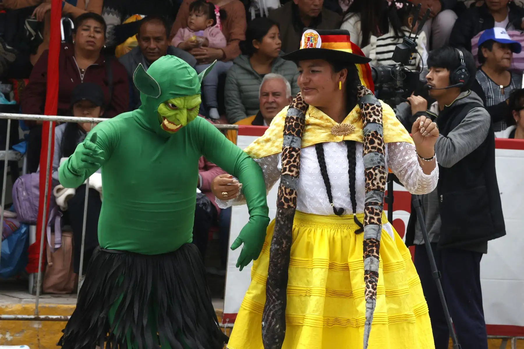 El Carnaval Pukllay 2026, celebrado en la región Apurímac, convirtió a la ciudad de Andahuaylas en escenario de un gran encuentro cultural que reunió a delegaciones de distintas partes del país. Durante la festividad participaron comparsas y agrupaciones provenientes de departamentos como Cajamarca, Chiclayo, Piura, San Martín, Loreto, Huancavelica, Puno, Moquegua, Ayacucho, Madre de Dios y Cusco, quienes mostraron danzas, música y coloridas vestimentas tradicionales en una celebración que destaca la diversidad y riqueza cultural del Perú. Foto: ANDINA/Vidal Tarqui