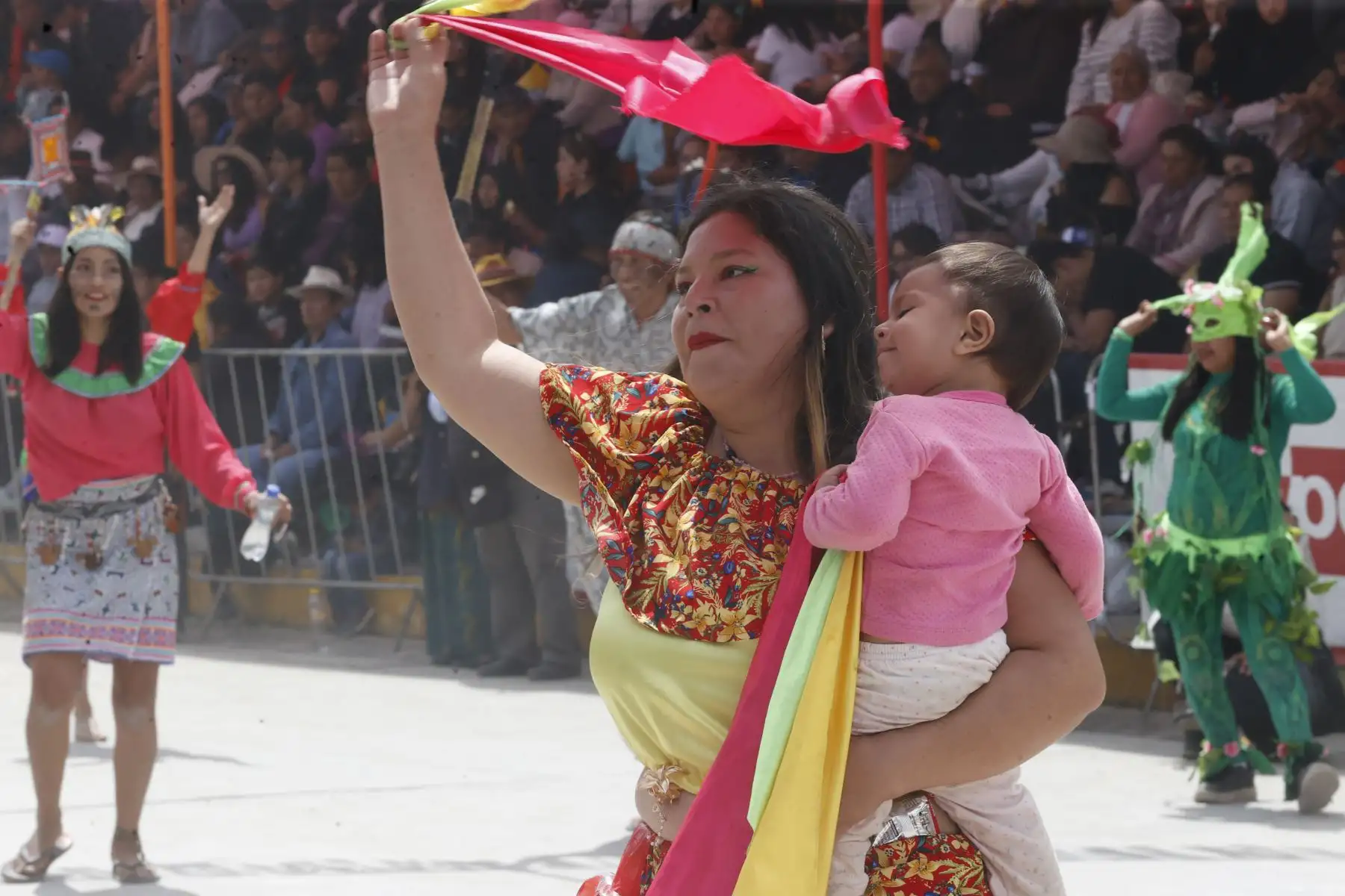 El Carnaval Pukllay 2026, celebrado en la región Apurímac, convirtió a la ciudad de Andahuaylas en escenario de un gran encuentro cultural que reunió a delegaciones de distintas partes del país. Durante la festividad participaron comparsas y agrupaciones provenientes de departamentos como Cajamarca, Chiclayo, Piura, San Martín, Loreto, Huancavelica, Puno, Moquegua, Ayacucho, Madre de Dios y Cusco, quienes mostraron danzas, música y coloridas vestimentas tradicionales en una celebración que destaca la diversidad y riqueza cultural del Perú. Foto: ANDINA/Vidal Tarqui