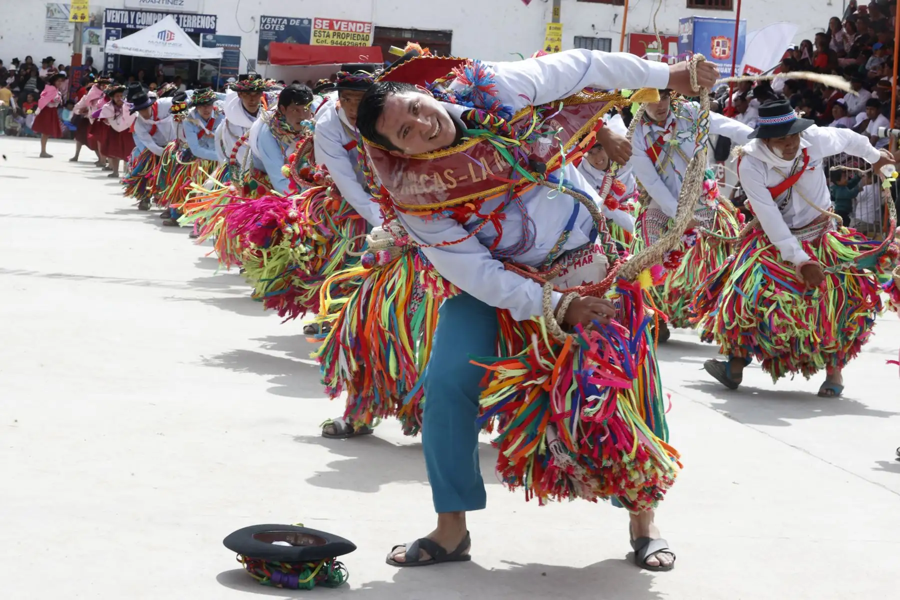 El Carnaval Pukllay 2026, celebrado en la región Apurímac, convirtió a la ciudad de Andahuaylas en escenario de un gran encuentro cultural que reunió a delegaciones de distintas partes del país. Durante la festividad participaron comparsas y agrupaciones provenientes de departamentos como Cajamarca, Chiclayo, Piura, San Martín, Loreto, Huancavelica, Puno, Moquegua, Ayacucho, Madre de Dios y Cusco, quienes mostraron danzas, música y coloridas vestimentas tradicionales en una celebración que destaca la diversidad y riqueza cultural del Perú. Foto: ANDINA/Vidal Tarqui
