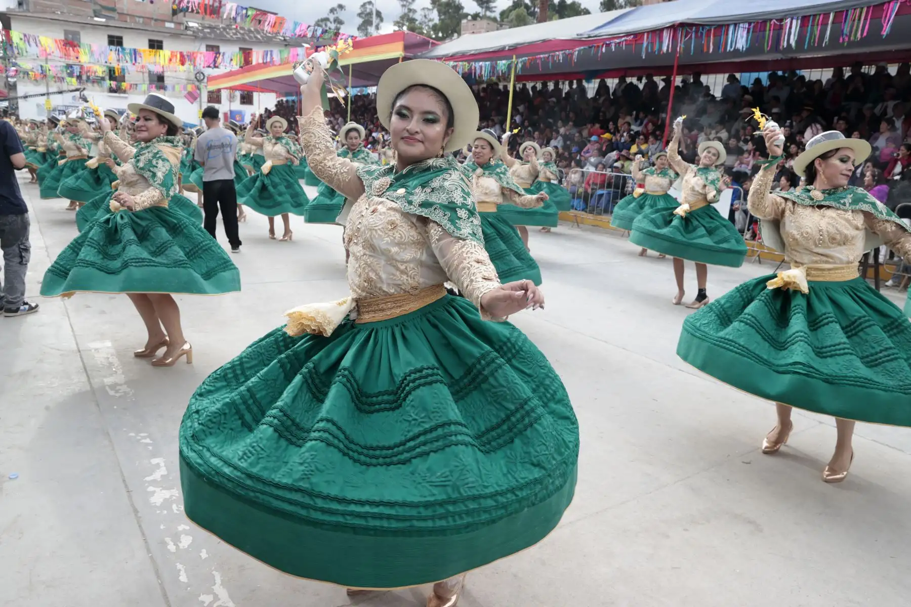 El Carnaval Pukllay 2026, celebrado en la región Apurímac, convirtió a la ciudad de Andahuaylas en escenario de un gran encuentro cultural que reunió a delegaciones de distintas partes del país. Durante la festividad participaron comparsas y agrupaciones provenientes de departamentos como Cajamarca, Chiclayo, Piura, San Martín, Loreto, Huancavelica, Puno, Moquegua, Ayacucho, Madre de Dios y Cusco, quienes mostraron danzas, música y coloridas vestimentas tradicionales en una celebración que destaca la diversidad y riqueza cultural del Perú. Foto: ANDINA/Vidal Tarqui