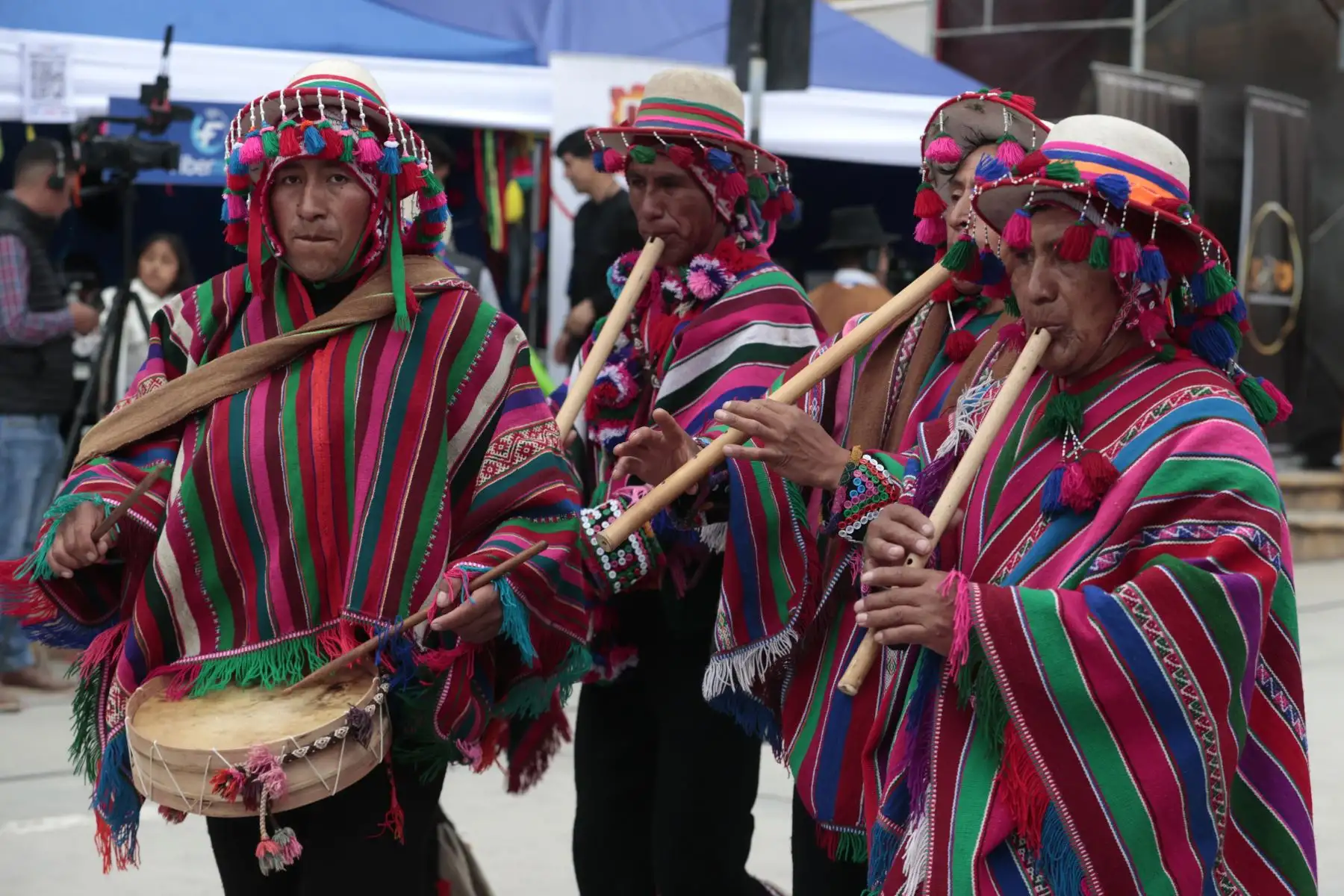 El Carnaval Pukllay 2026, celebrado en la región Apurímac, convirtió a la ciudad de Andahuaylas en escenario de un gran encuentro cultural que reunió a delegaciones de distintas partes del país. Durante la festividad participaron comparsas y agrupaciones provenientes de departamentos como Cajamarca, Chiclayo, Piura, San Martín, Loreto, Huancavelica, Puno, Moquegua, Ayacucho, Madre de Dios y Cusco, quienes mostraron danzas, música y coloridas vestimentas tradicionales en una celebración que destaca la diversidad y riqueza cultural del Perú. Foto: ANDINA/Vidal Tarqui