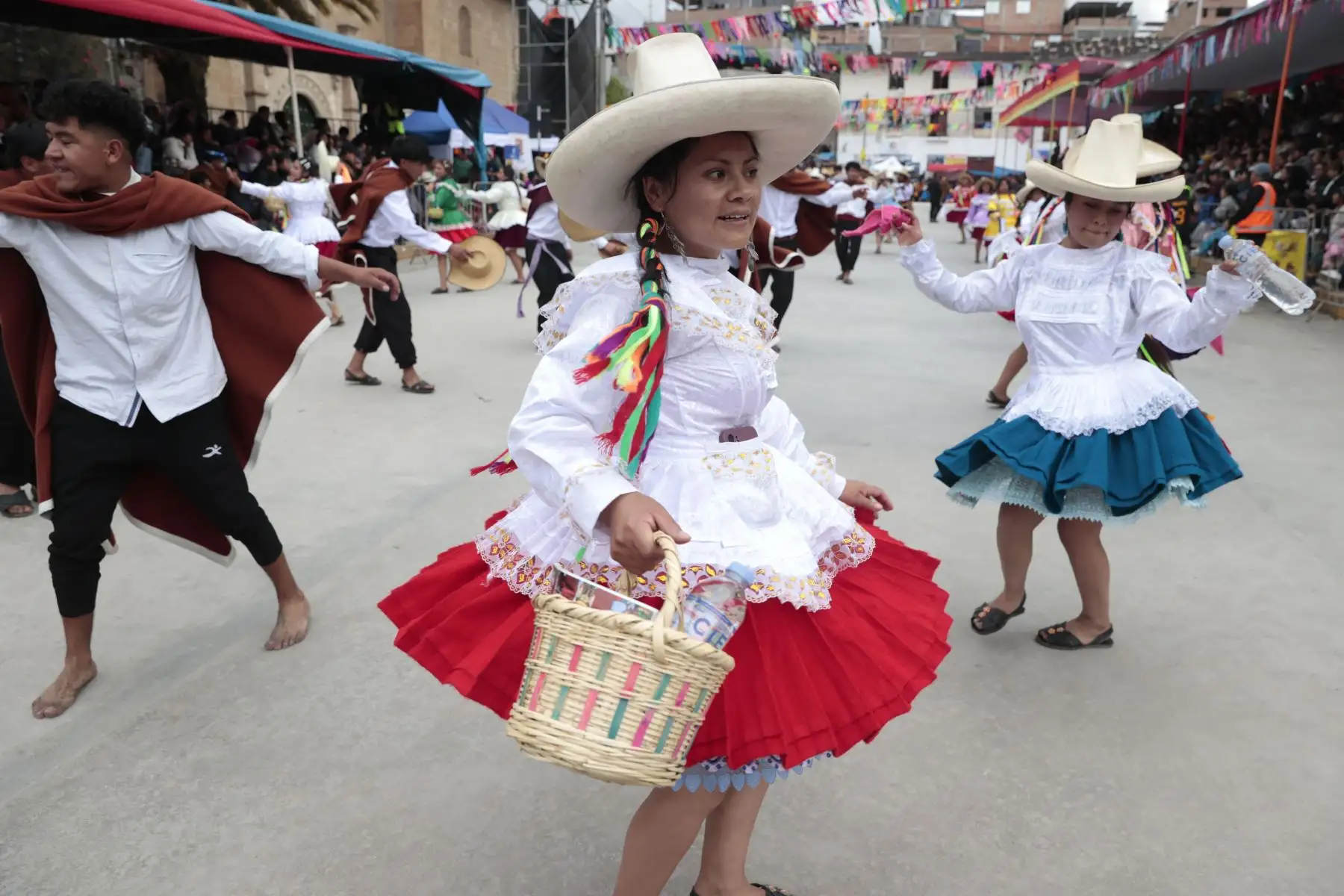El Carnaval Pukllay 2026, celebrado en la región Apurímac, convirtió a la ciudad de Andahuaylas en escenario de un gran encuentro cultural que reunió a delegaciones de distintas partes del país. Durante la festividad participaron comparsas y agrupaciones provenientes de departamentos como Cajamarca, Chiclayo, Piura, San Martín, Loreto, Huancavelica, Puno, Moquegua, Ayacucho, Madre de Dios y Cusco, quienes mostraron danzas, música y coloridas vestimentas tradicionales en una celebración que destaca la diversidad y riqueza cultural del Perú. Foto: ANDINA/Vidal Tarqui