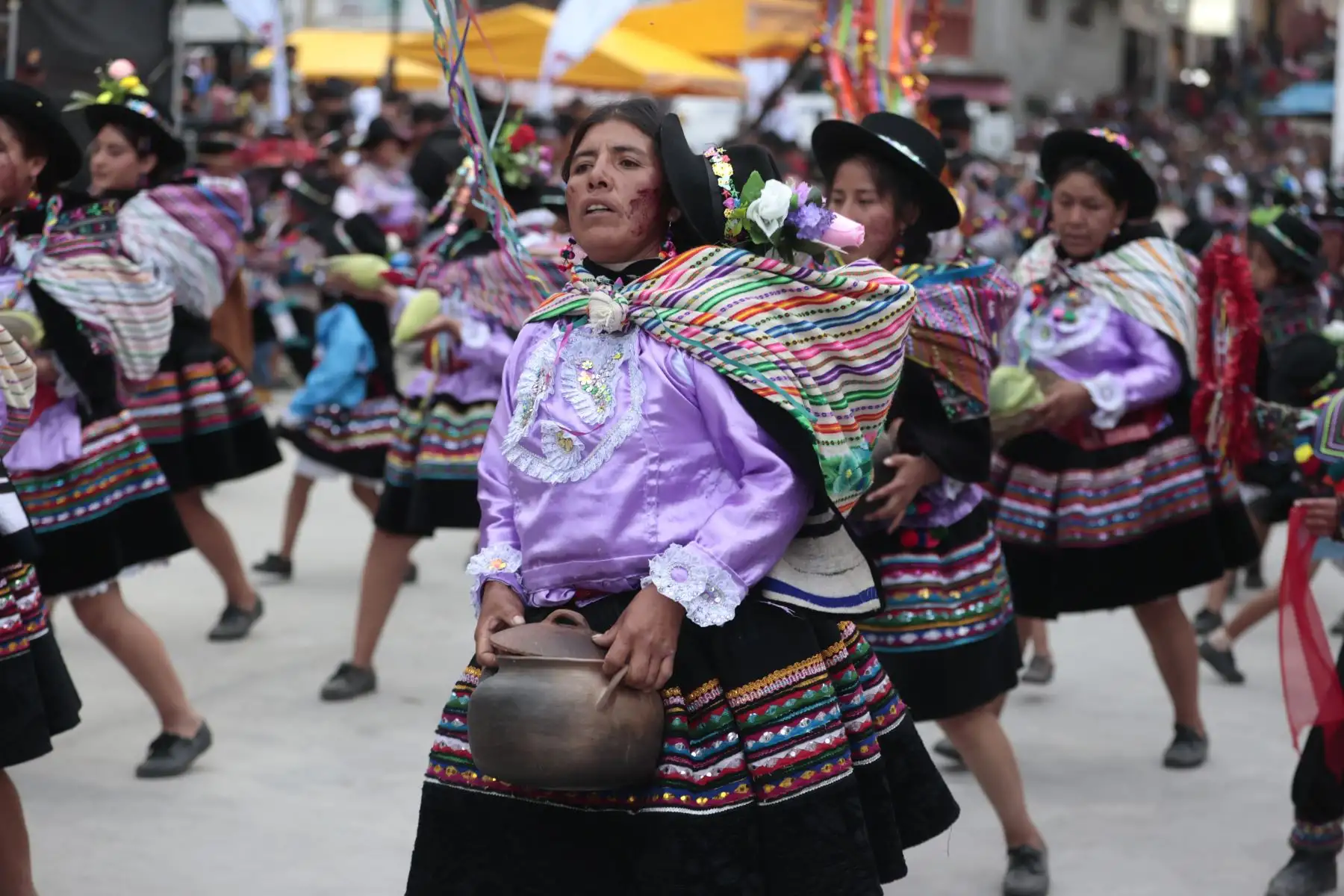 El Carnaval Pukllay 2026, celebrado en la región Apurímac, convirtió a la ciudad de Andahuaylas en escenario de un gran encuentro cultural que reunió a delegaciones de distintas partes del país. Durante la festividad participaron comparsas y agrupaciones provenientes de departamentos como Cajamarca, Chiclayo, Piura, San Martín, Loreto, Huancavelica, Puno, Moquegua, Ayacucho, Madre de Dios y Cusco, quienes mostraron danzas, música y coloridas vestimentas tradicionales en una celebración que destaca la diversidad y riqueza cultural del Perú. Foto: ANDINA/Vidal Tarqui