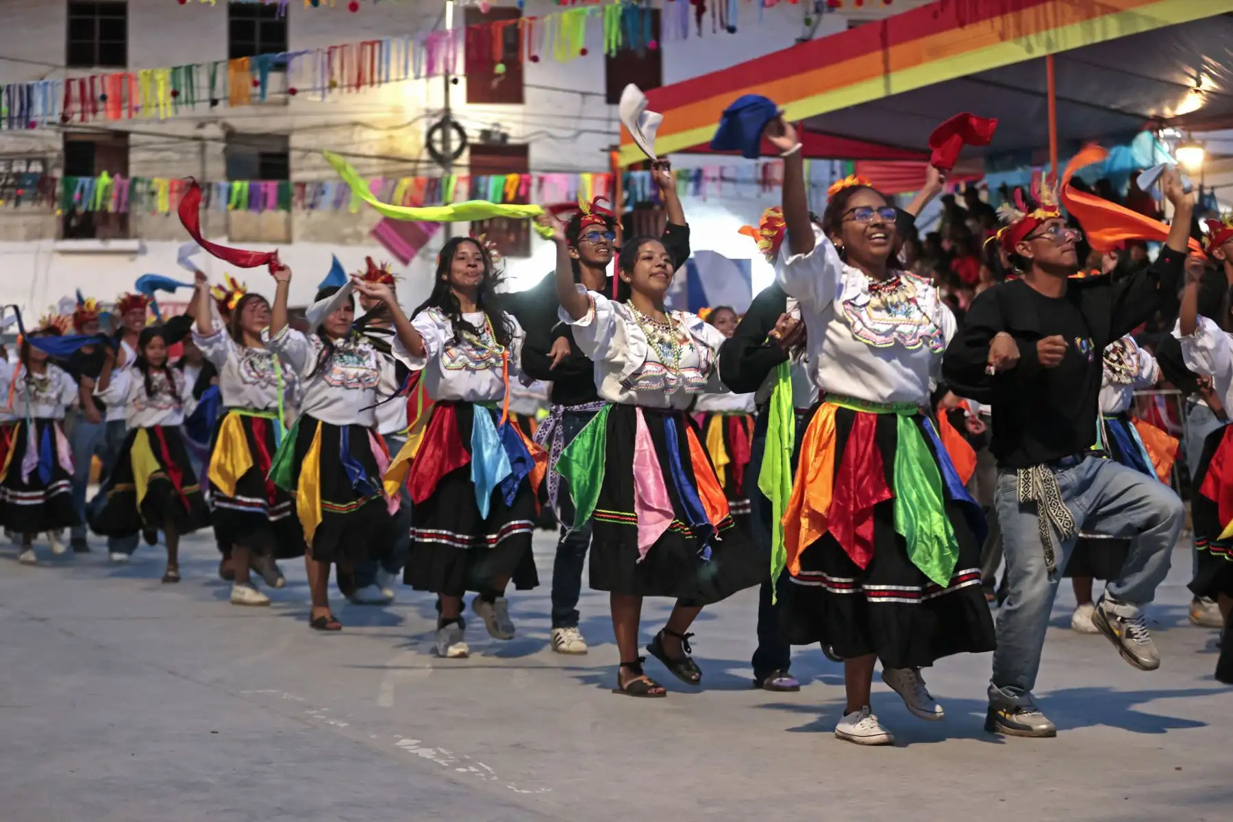El Carnaval Pukllay 2026, celebrado en la región Apurímac, convirtió a la ciudad de Andahuaylas en escenario de un gran encuentro cultural que reunió a delegaciones de distintas partes del país. Durante la festividad participaron comparsas y agrupaciones provenientes de departamentos como Cajamarca, Chiclayo, Piura, San Martín, Loreto, Huancavelica, Puno, Moquegua, Ayacucho, Madre de Dios y Cusco, quienes mostraron danzas, música y coloridas vestimentas tradicionales en una celebración que destaca la diversidad y riqueza cultural del Perú. Foto: ANDINA/Vidal Tarqui