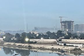 Se observa humo saliendo del edificio tras un ataque con drones contra la embajada estadounidense en Bagdad el 14 de marzo de 2026. Foto: AFP