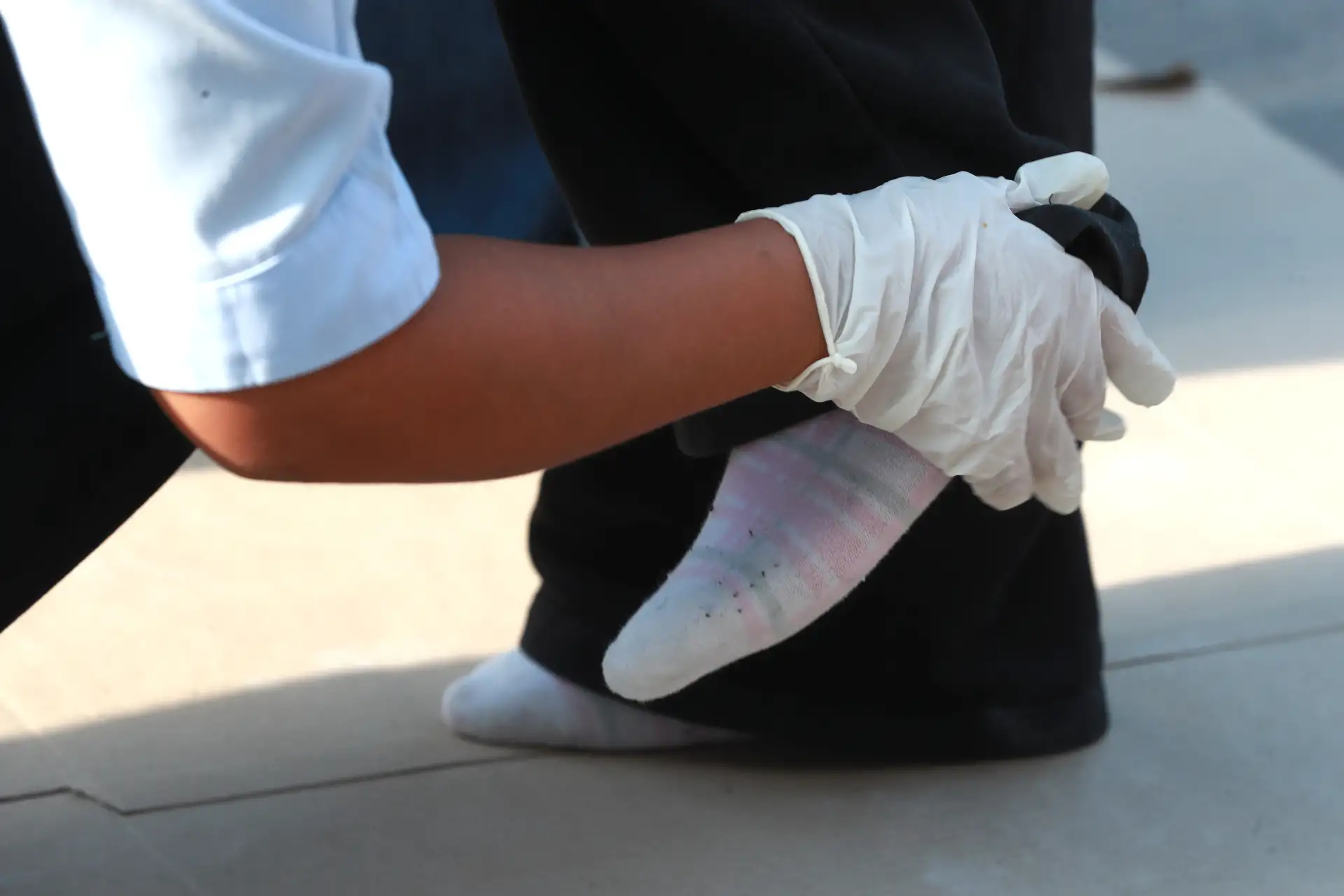 Decenas de jóvenes esperan su turno mientras el personal autorizado verifica documentos y pertenencias.
Foto: ANDINA/ Verónica Calderón