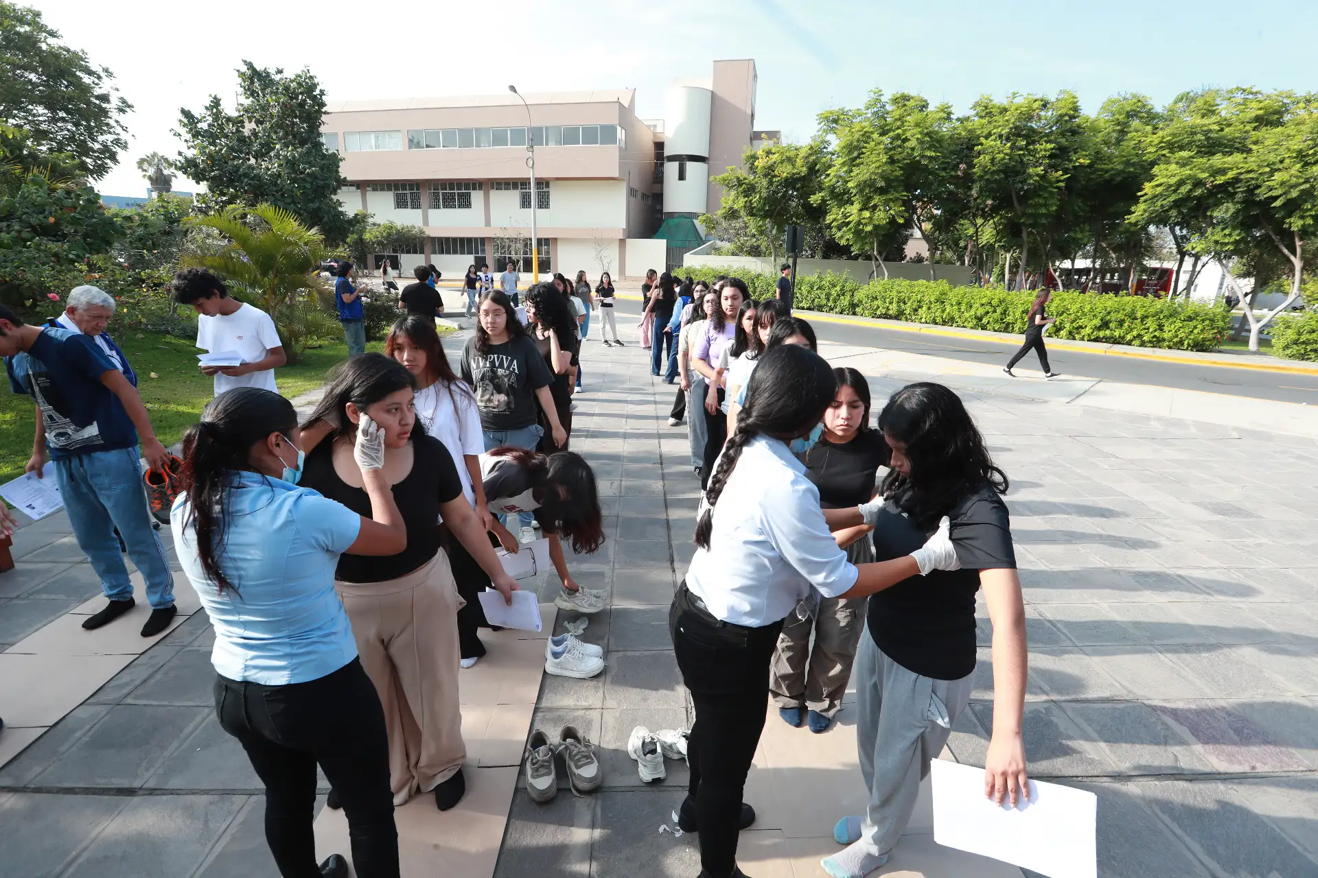 Postulantes a carreras de ciencias de la salud forman filas en el campus de la Universidad Nacional Mayor de San Marcos antes de ingresar a rendir la tercera fecha del examen de admisión.
Foto: ANDINA/ Verónica Calderón