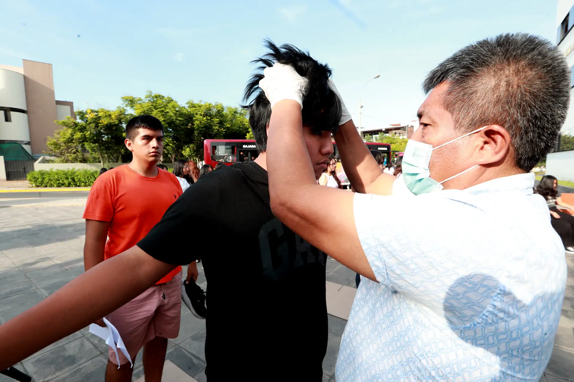 Los controles incluyen inspecciones manuales y revisión de prendas de vestir para garantizar la transparencia del proceso.
Foto: ANDINA/ Verónica Calderón