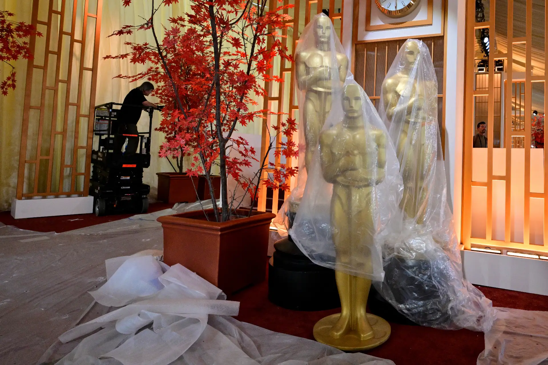 Se pueden ver réplicas decorativas de las estatuillas de los Oscar, cubiertas con láminas de plástico protectoras, mientras se realizan los preparativos en la alfombra roja para la 98.ª edición de los Premios de la Academia en Hollywood, California.
Foto: AFP
