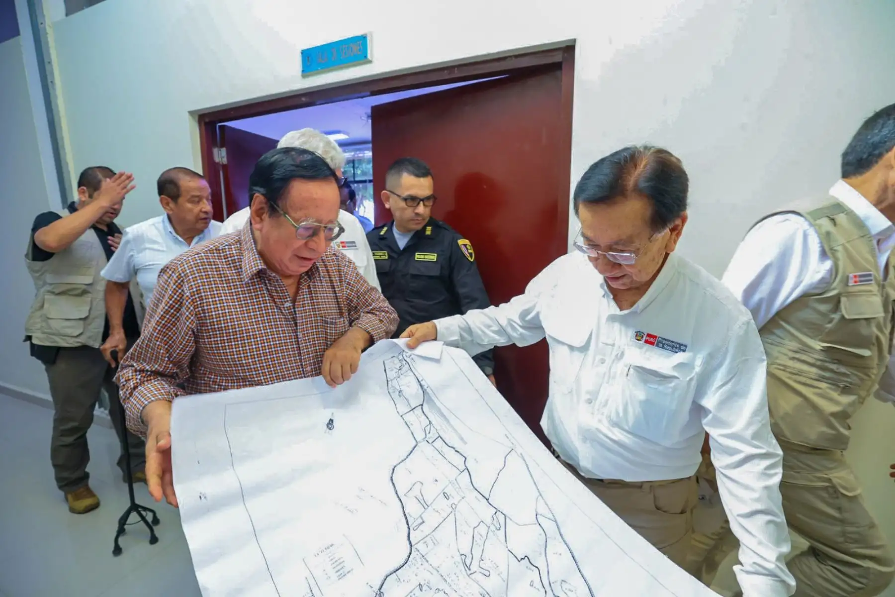 Presidente José María Balcázar lidera una reunión de trabajo con las autoridades de la Universidad Nacional Pedro Ruiz Gallo para conocer de cerca la situación actual de la institución y escuchar sus principales necesidades.
Foto: ANDINA/Prensa Presidencia