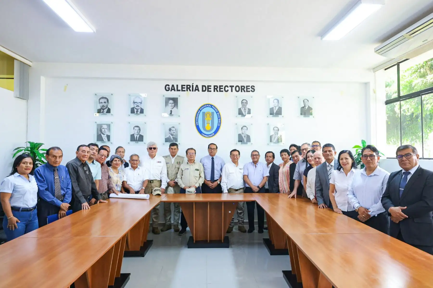 Presidente José María Balcázar lidera una reunión de trabajo con las autoridades de la Universidad Nacional Pedro Ruiz Gallo para conocer de cerca la situación actual de la institución y escuchar sus principales necesidades.
Foto: ANDINA/Prensa Presidencia