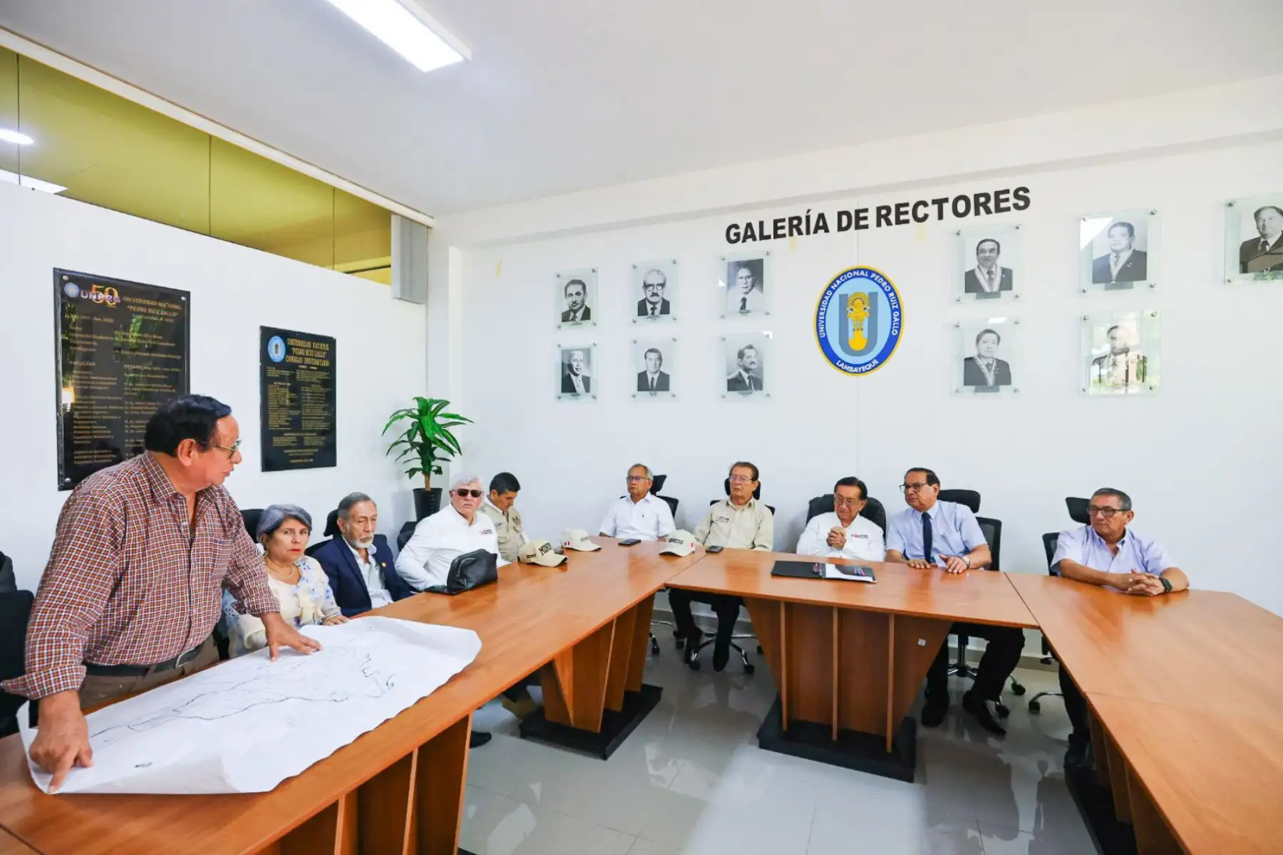 Durante el encuentro se coordinaron acciones para fortalecer la calidad académica y mejorar las condiciones para los estudiantes. Con este diálogo técnico, el Ejecutivo reafirma su voluntad de atender las demandas de la educación pública y potenciar el futuro de los jóvenes lambayecanos.
Foto: ANDINA/Prensa Presidencia