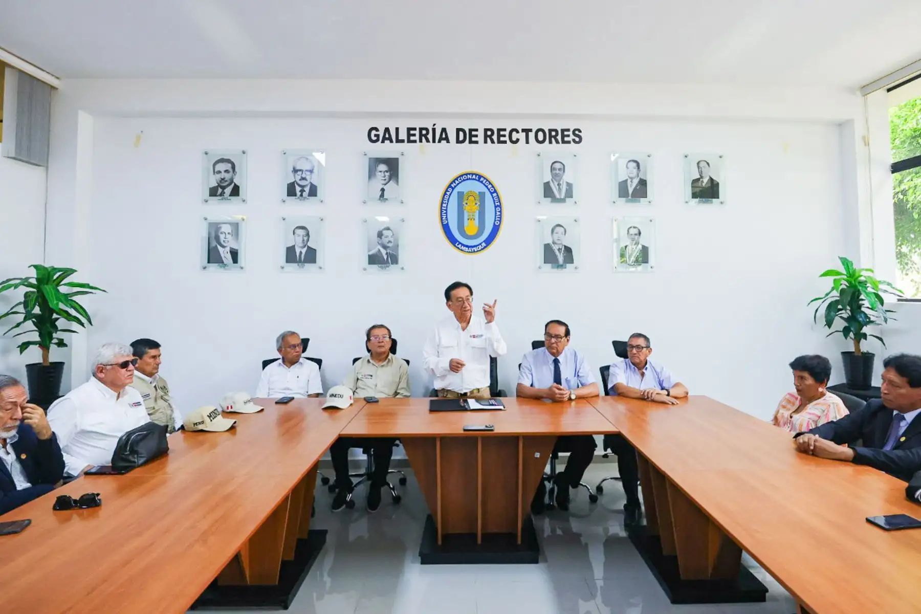 Durante el encuentro se coordinaron acciones para fortalecer la calidad académica y mejorar las condiciones para los estudiantes. Con este diálogo técnico, el Ejecutivo reafirma su voluntad de atender las demandas de la educación pública y potenciar el futuro de los jóvenes lambayecanos.
Foto: ANDINA/Prensa Presidencia