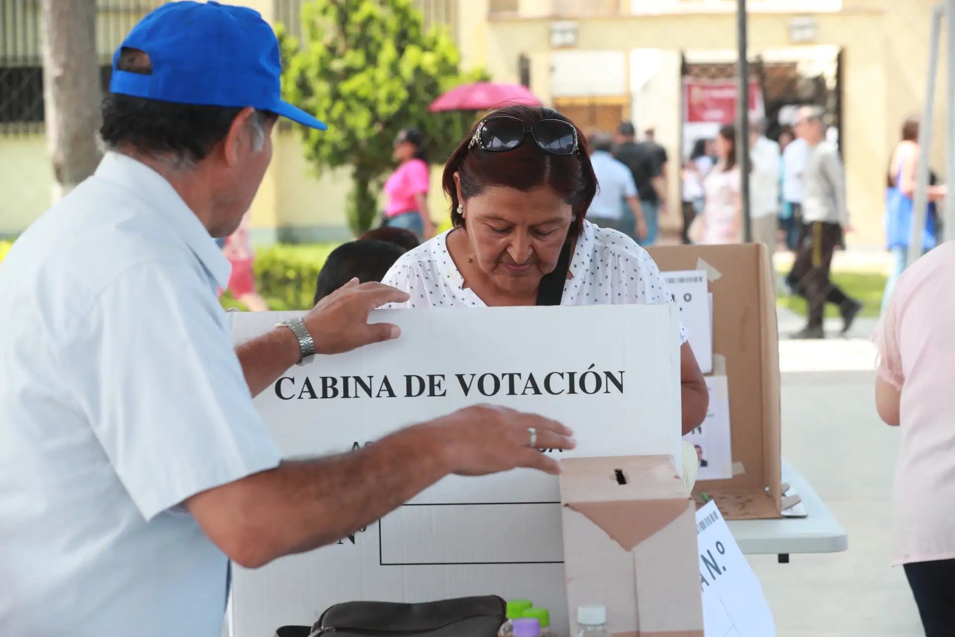 Delia Espinoza y Humberto Abanto llegaron a esta instancia tras liderar la primera vuelta sin alcanzar la mayoría requerida.
Fotos:ANDINA/Verónica Calderón