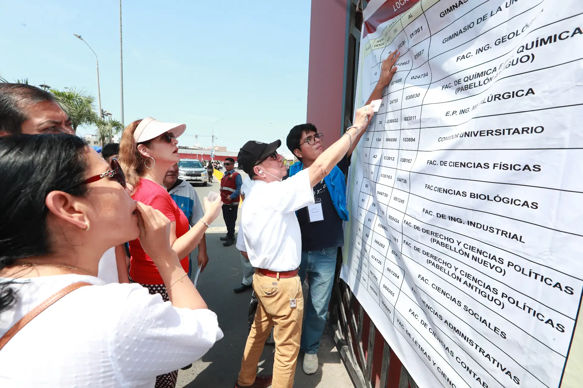 Los agremiados del Colegio de Abogados de Lima (CAL) participan en la segunda vuelta electoral para elegir al nuevo decano de la institución, en una jornada que se desarrolla en la Universidad Nacional Mayor de San Marcos. Abogados eligen hoy al nuevo decano entre Delia Espinoza y Humberto Abanto.
Fotos:ANDINA/Verónica Calderón
