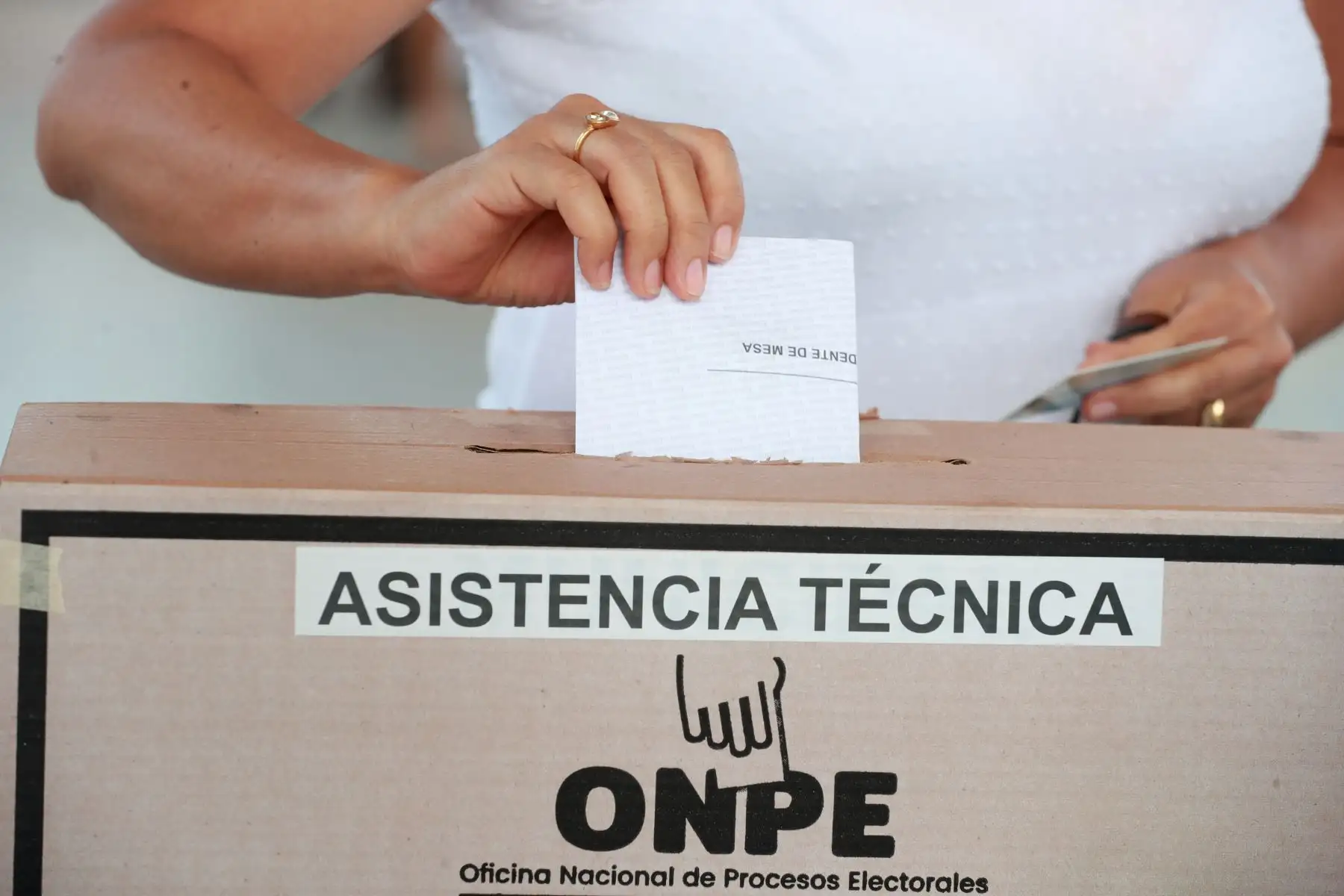 Los agremiados del Colegio de Abogados de Lima (CAL) participan en la segunda vuelta electoral para elegir al nuevo decano de la institución, en una jornada que se desarrolla en la Universidad Nacional Mayor de San Marcos. Abogados eligen hoy al nuevo decano entre Delia Espinoza y Humberto Abanto.
Fotos:ANDINA/Verónica Calderón