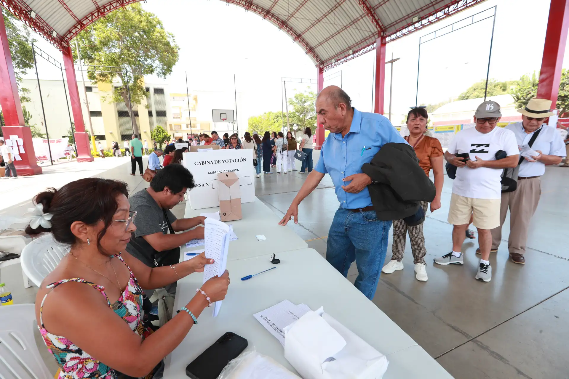 Desde tempranas horas, agremiados acuden a los locales de votación para emitir su voto en la segunda vuelta de las elecciones del CAL. Abogados eligen hoy al nuevo decano entre Delia Espinoza y Humberto Abanto.
Fotos:ANDINA/Verónica Calderón