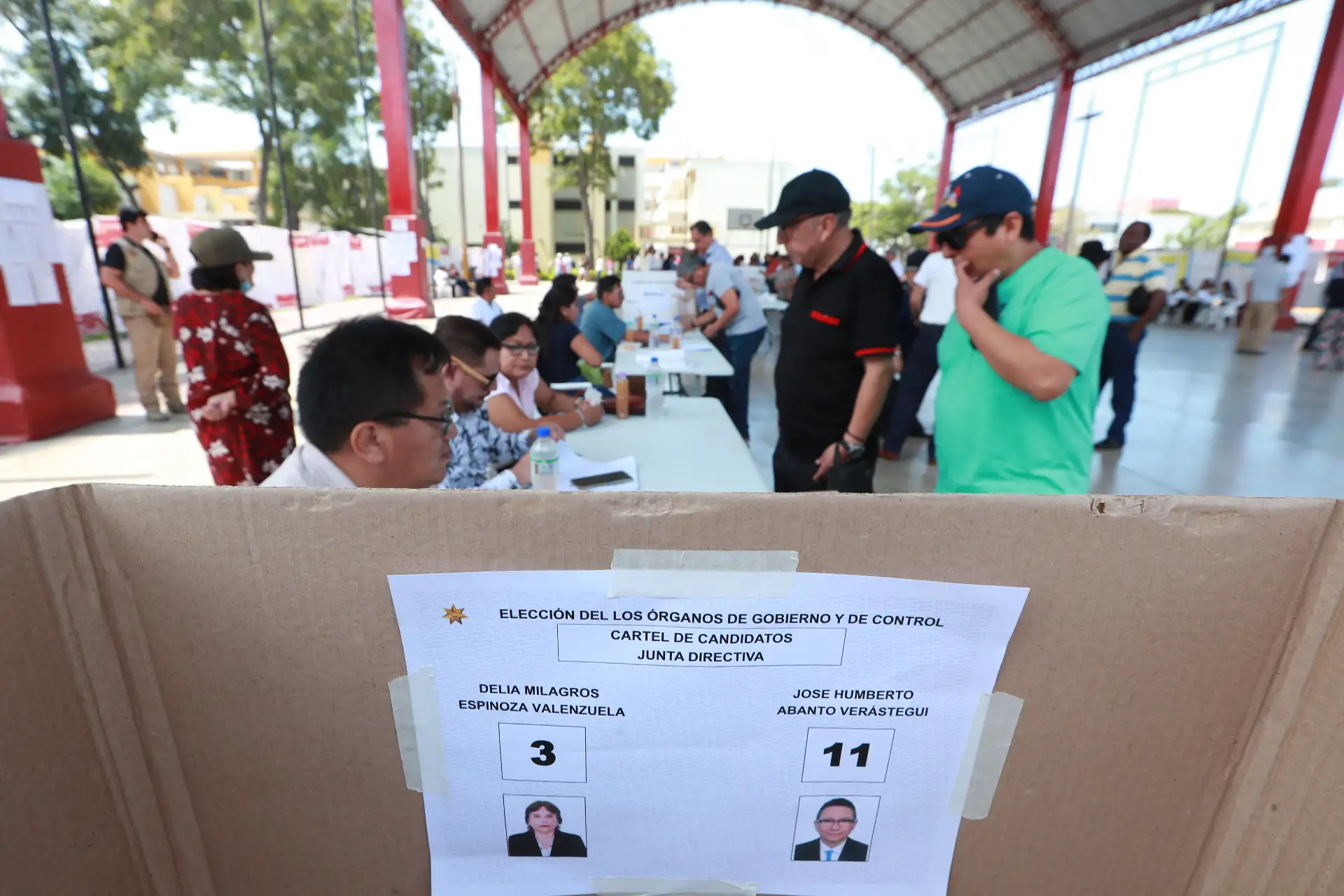 Los agremiados del Colegio de Abogados de Lima (CAL) participan en la segunda vuelta electoral para elegir al nuevo decano de la institución, en una jornada que se desarrolla en la Universidad Nacional Mayor de San Marcos. Abogados eligen hoy al nuevo decano entre Delia Espinoza y Humberto Abanto.
Fotos:ANDINA/Verónica Calderón