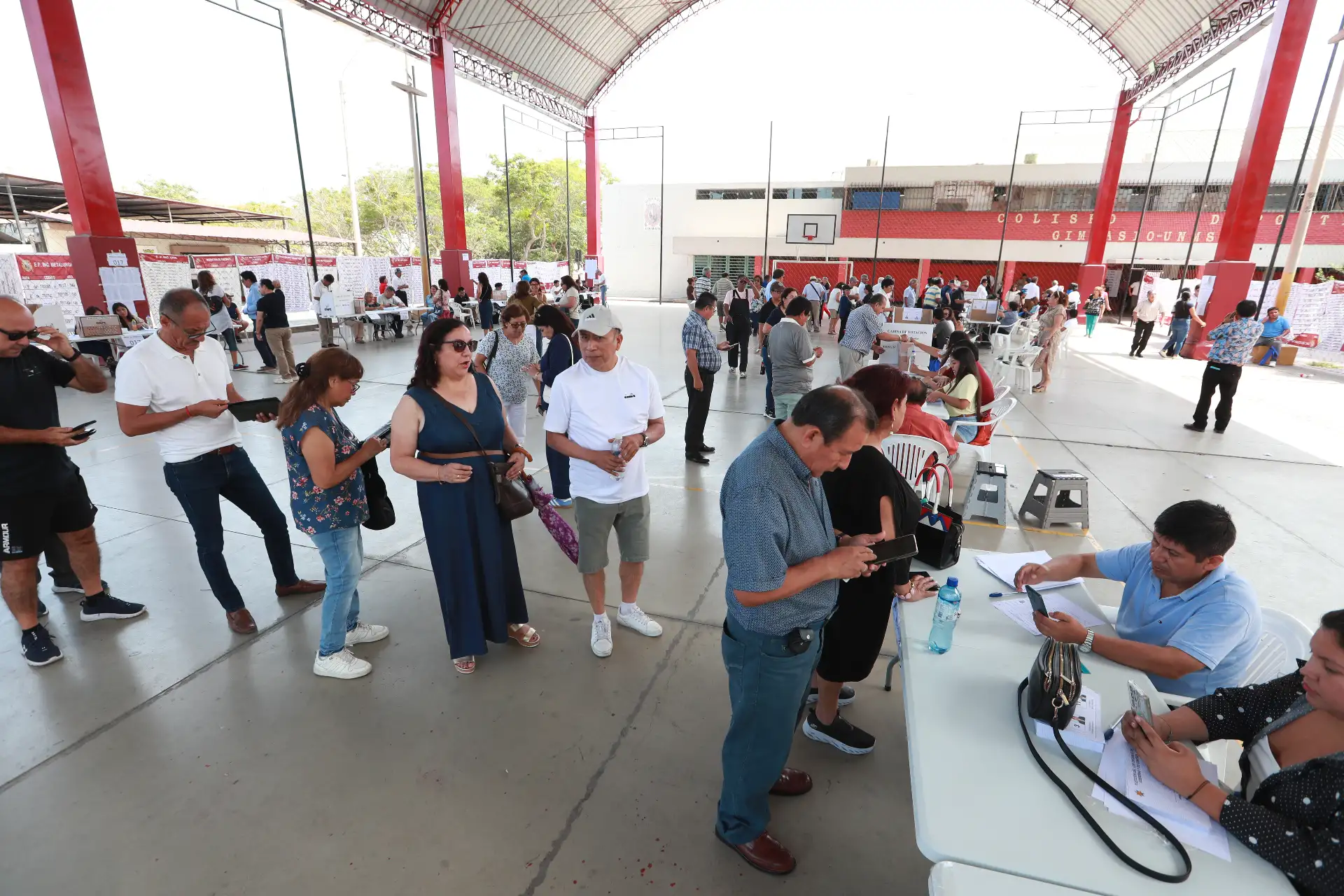 Los agremiados del Colegio de Abogados de Lima (CAL) participan en la segunda vuelta electoral para elegir al nuevo decano de la institución, en una jornada que se desarrolla en la Universidad Nacional Mayor de San Marcos. Abogados eligen hoy al nuevo decano entre Delia Espinoza y Humberto Abanto.
Fotos:ANDINA/Verónica Calderón