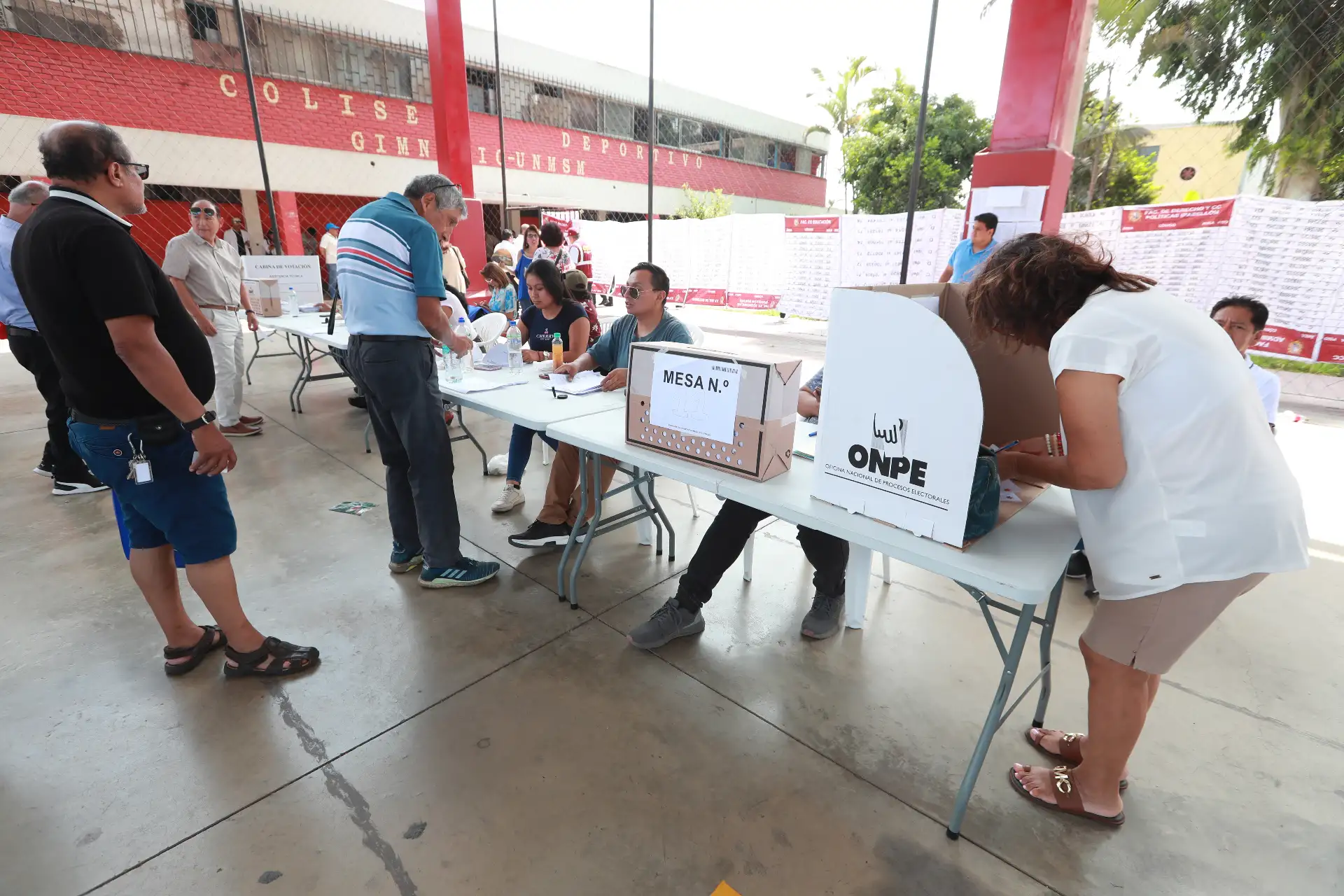 Los agremiados del Colegio de Abogados de Lima (CAL) participan en la segunda vuelta electoral para elegir al nuevo decano de la institución, en una jornada que se desarrolla en la Universidad Nacional Mayor de San Marcos. Abogados eligen hoy al nuevo decano entre Delia Espinoza y Humberto Abanto.
Fotos:ANDINA/Verónica Calderón
