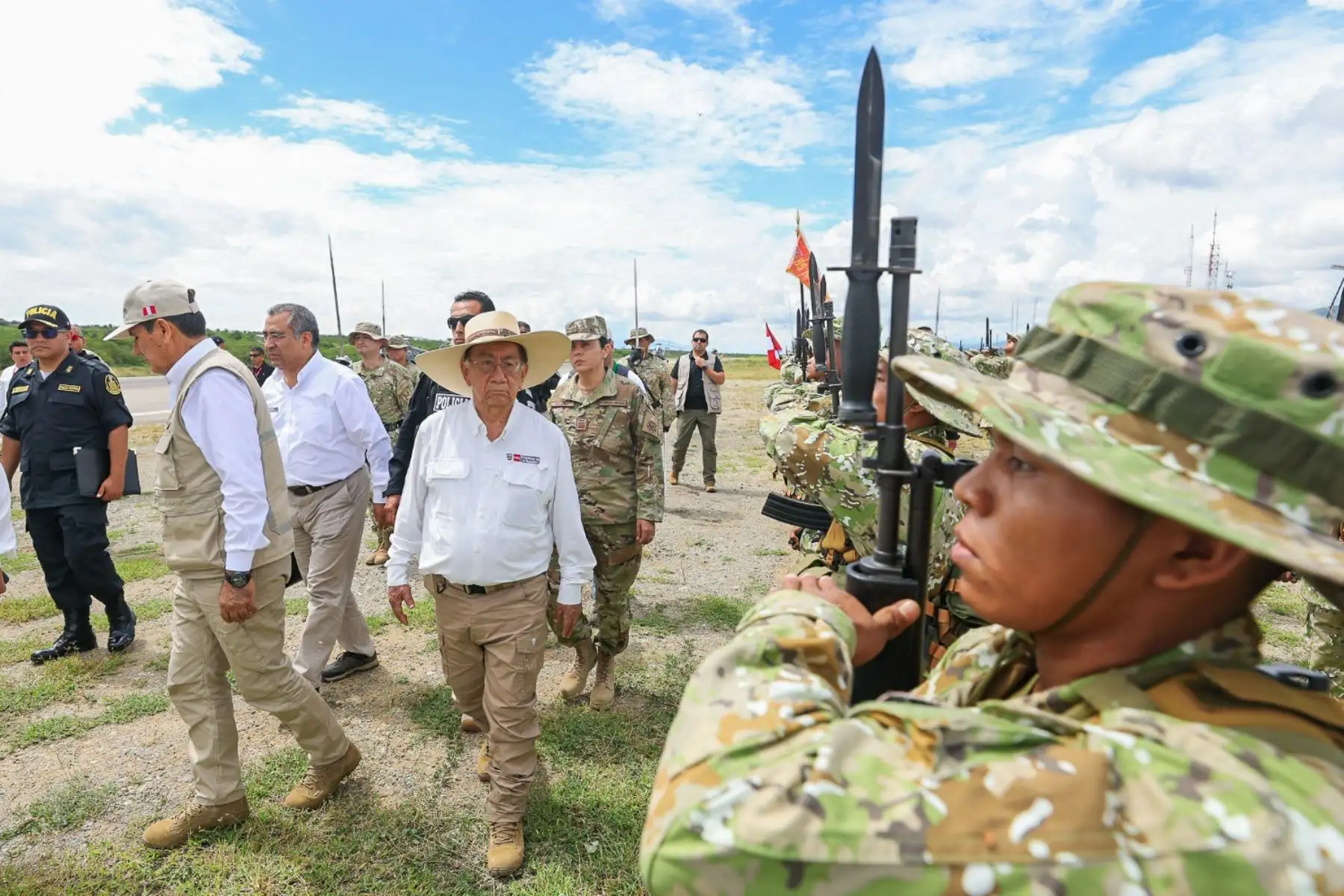 Presidente José María Balcázar tras su arribo a provincia de Jaén en la región Cajamarca. Inicia una agenda de trabajo enfocada en fortalecer el desarrollo y bienestar de la población. Esta visita oficial busca supervisar de cerca las acciones del Estado en la zona y coordinar esfuerzos que impulsen el progreso de la comunidad jaena.
Foto: ANDINA/Prensa Presidencia