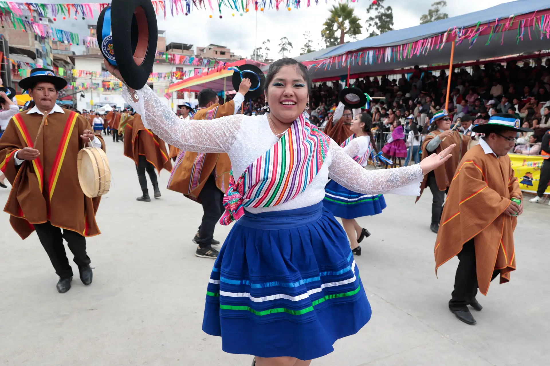 La ciudad de Andahuaylas vive intensamente las celebraciones del carnaval con el XX Encuentro de Comparsas del Pukllay 2026, una de las festividades más importantes dedicadas a las danzas y tradiciones originarias del Perú. El fiesta reúne este año a cerca de 300 delegaciones provenientes de diversas regiones del país y de cinco países invitados.
Foto: ANDINA/Vidal Tarqui