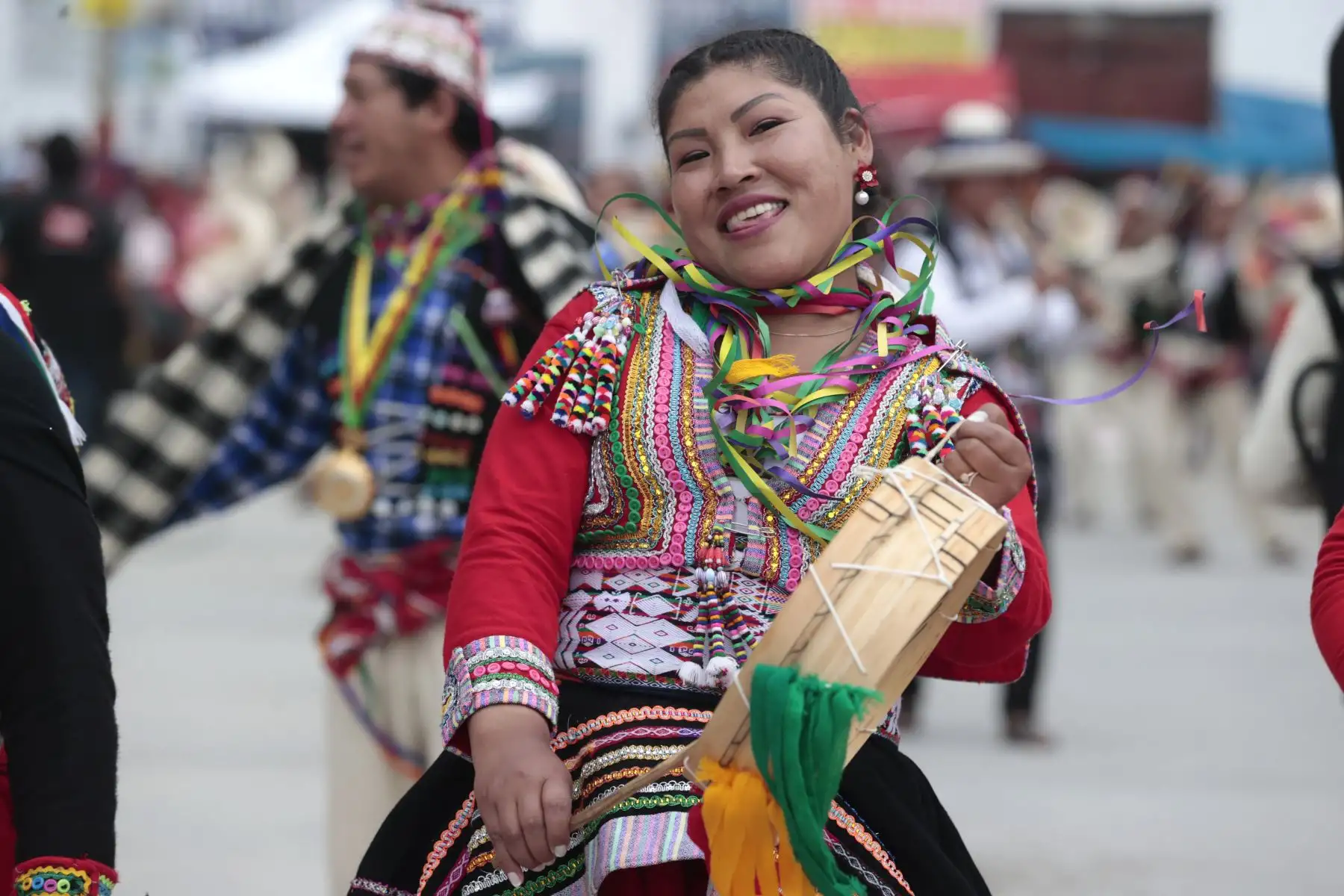 La ciudad de Andahuaylas vive intensamente las celebraciones del carnaval con el XX Encuentro de Comparsas del Pukllay 2026, una de las festividades más importantes dedicadas a las danzas y tradiciones originarias del Perú. El fiesta reúne este año a cerca de 300 delegaciones provenientes de diversas regiones del país y de cinco países invitados.
Foto: ANDINA/Vidal Tarqui