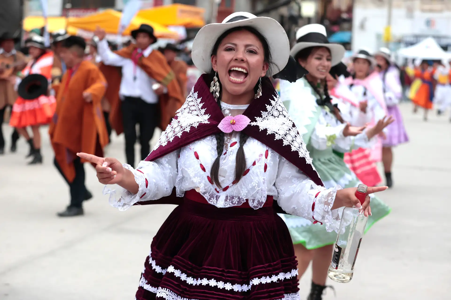 Desde muy temprano, las comparsas comenzaron a concentrarse en los alrededores de la Plaza Mayor de Andahuaylas para participar del gran corso y pasacalle, actividad que marca las jornadas centrales de la tradicional celebración.
Foto: ANDINA/Vidal Tarqui