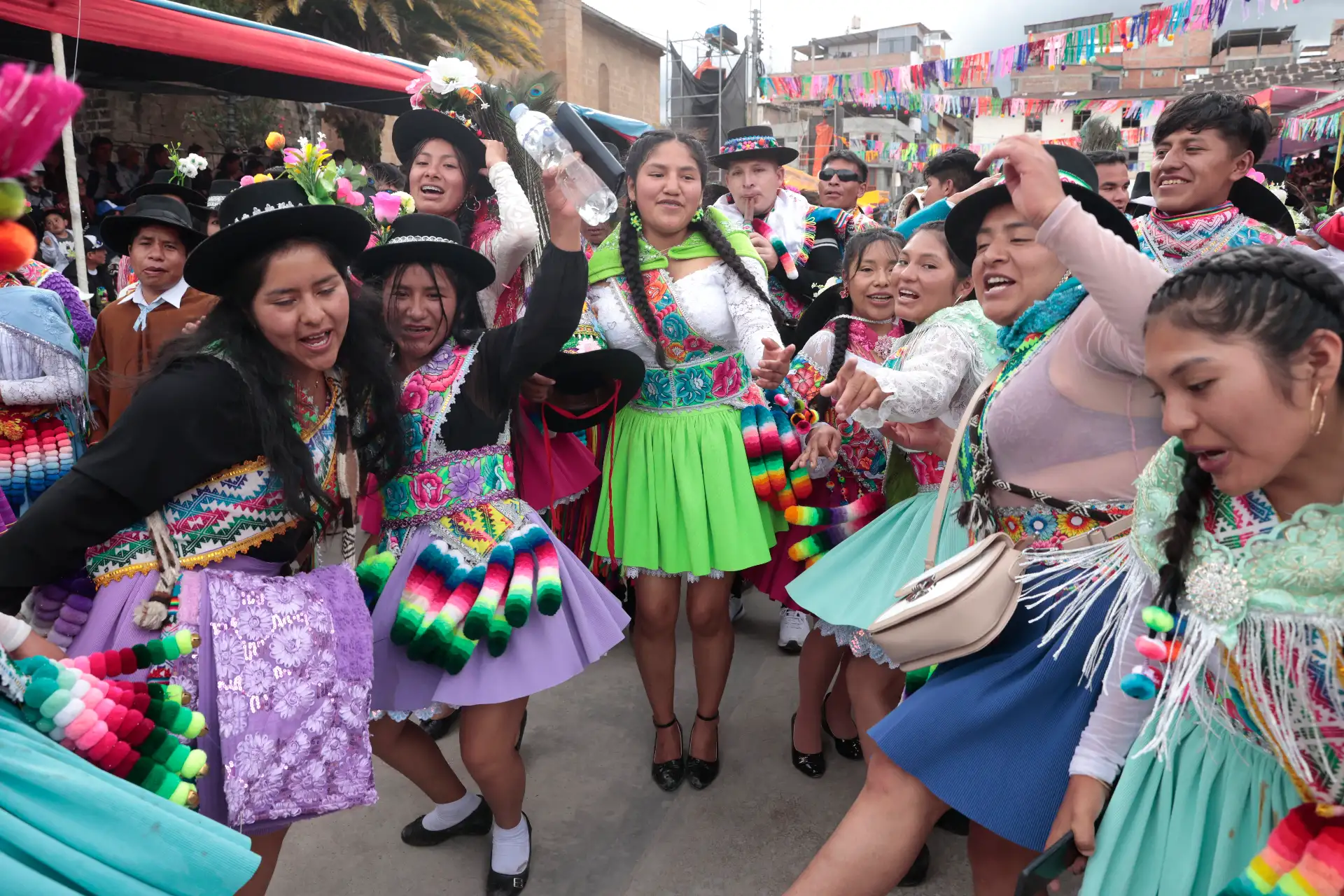 Desde muy temprano, las comparsas comenzaron a concentrarse en los alrededores de la Plaza Mayor de Andahuaylas para participar del gran corso y pasacalle, actividad que marca las jornadas centrales de la tradicional celebración.
Foto: ANDINA/Vidal Tarqui