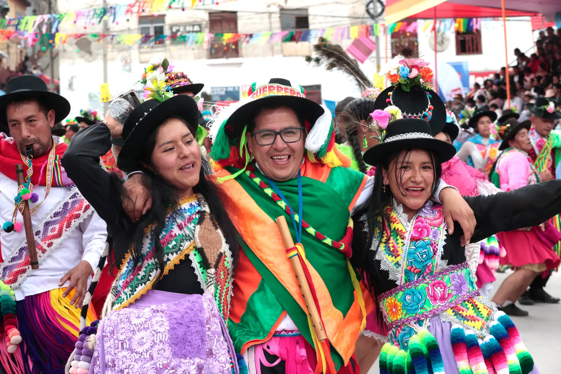 Desde muy temprano, las comparsas comenzaron a concentrarse en los alrededores de la Plaza Mayor de Andahuaylas para participar del gran corso y pasacalle, actividad que marca las jornadas centrales de la tradicional celebración.
Foto: ANDINA/Vidal Tarqui