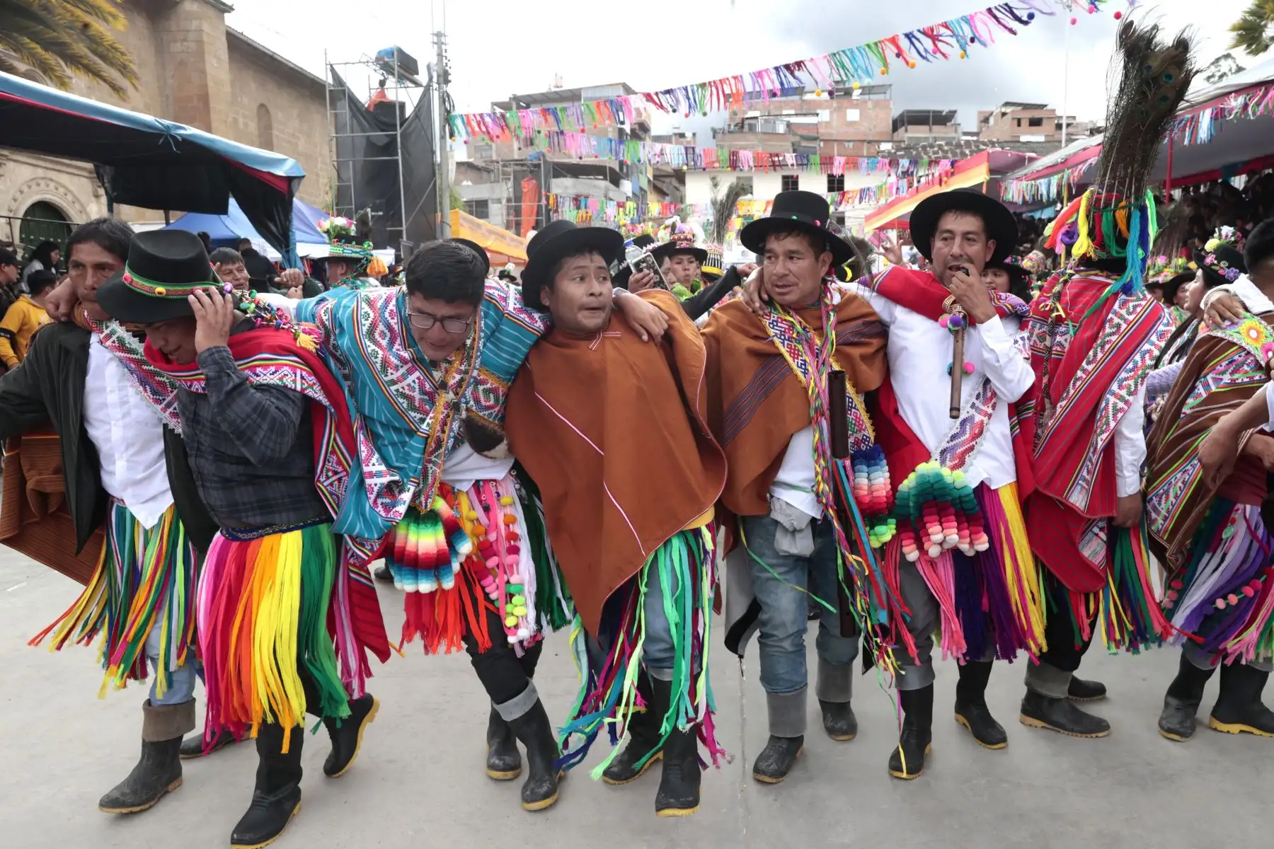 Desde muy temprano, las comparsas comenzaron a concentrarse en los alrededores de la Plaza Mayor de Andahuaylas para participar del gran corso y pasacalle, actividad que marca las jornadas centrales de la tradicional celebración.
Foto: ANDINA/Vidal Tarqui