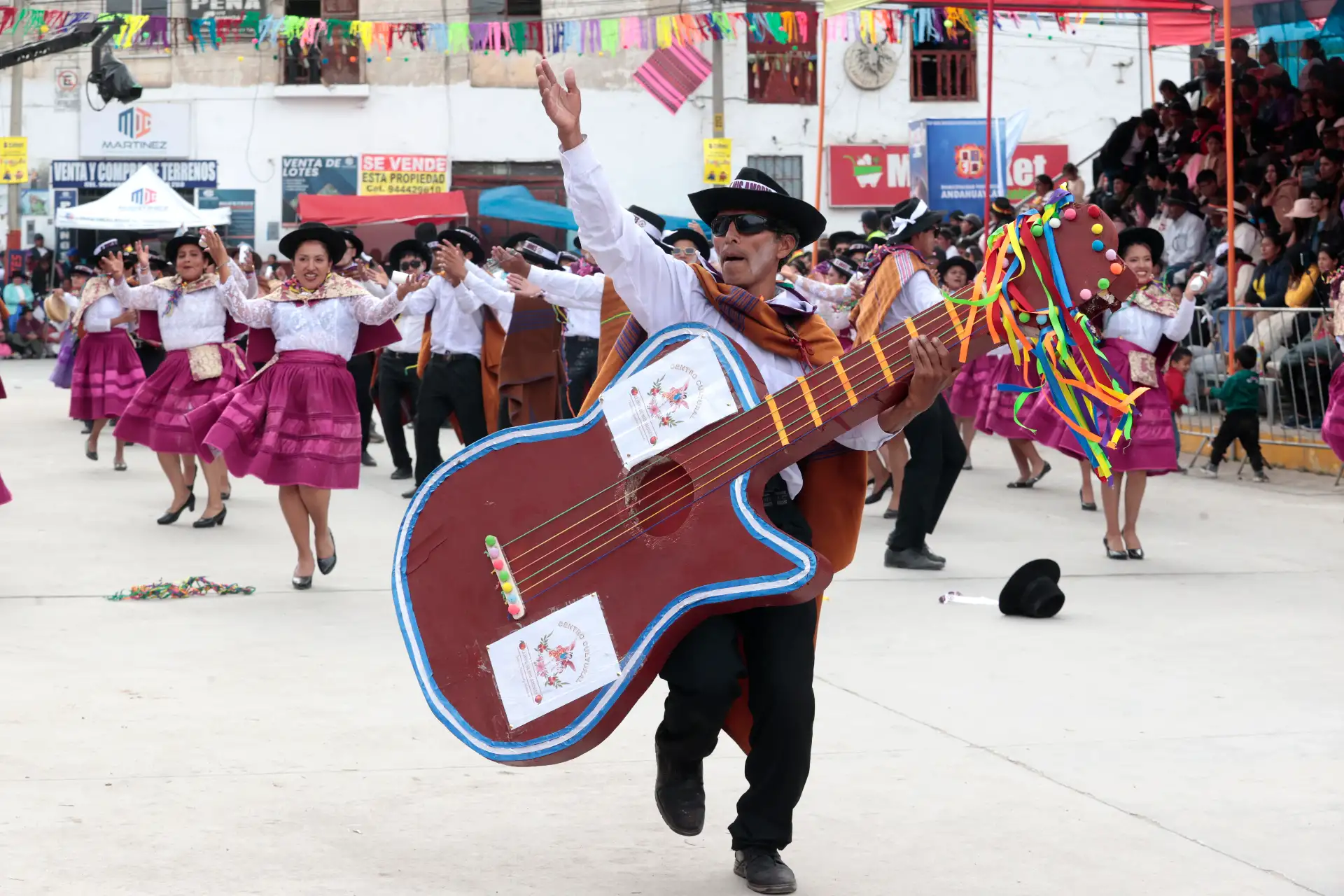 Desde muy temprano, las comparsas comenzaron a concentrarse en los alrededores de la Plaza Mayor de Andahuaylas para participar del gran corso y pasacalle, actividad que marca las jornadas centrales de la tradicional celebración.
Foto: ANDINA/Vidal Tarqui