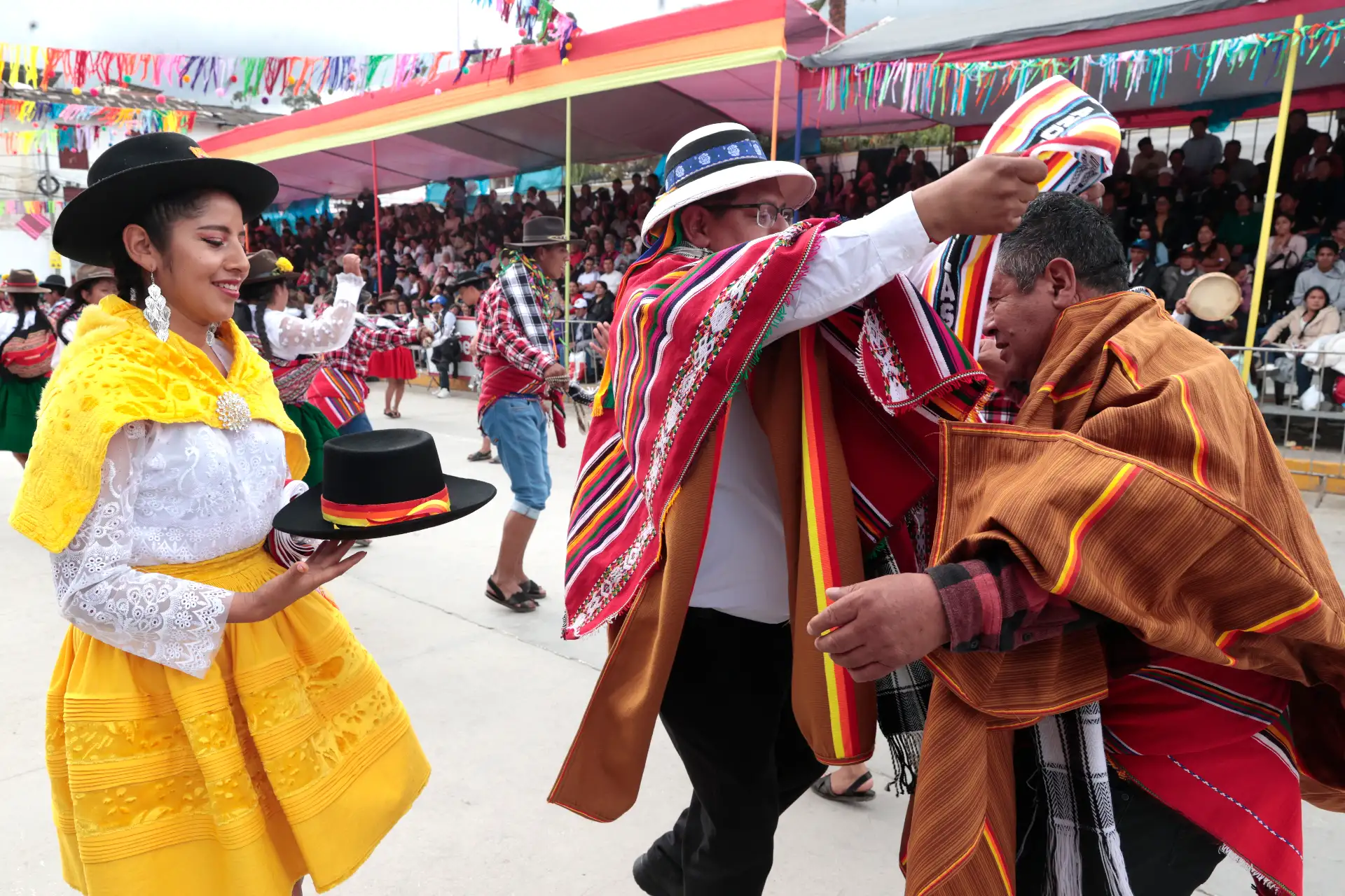 Desde muy temprano, las comparsas comenzaron a concentrarse en los alrededores de la Plaza Mayor de Andahuaylas para participar del gran corso y pasacalle, actividad que marca las jornadas centrales de la tradicional celebración.
Foto: ANDINA/Vidal Tarqui