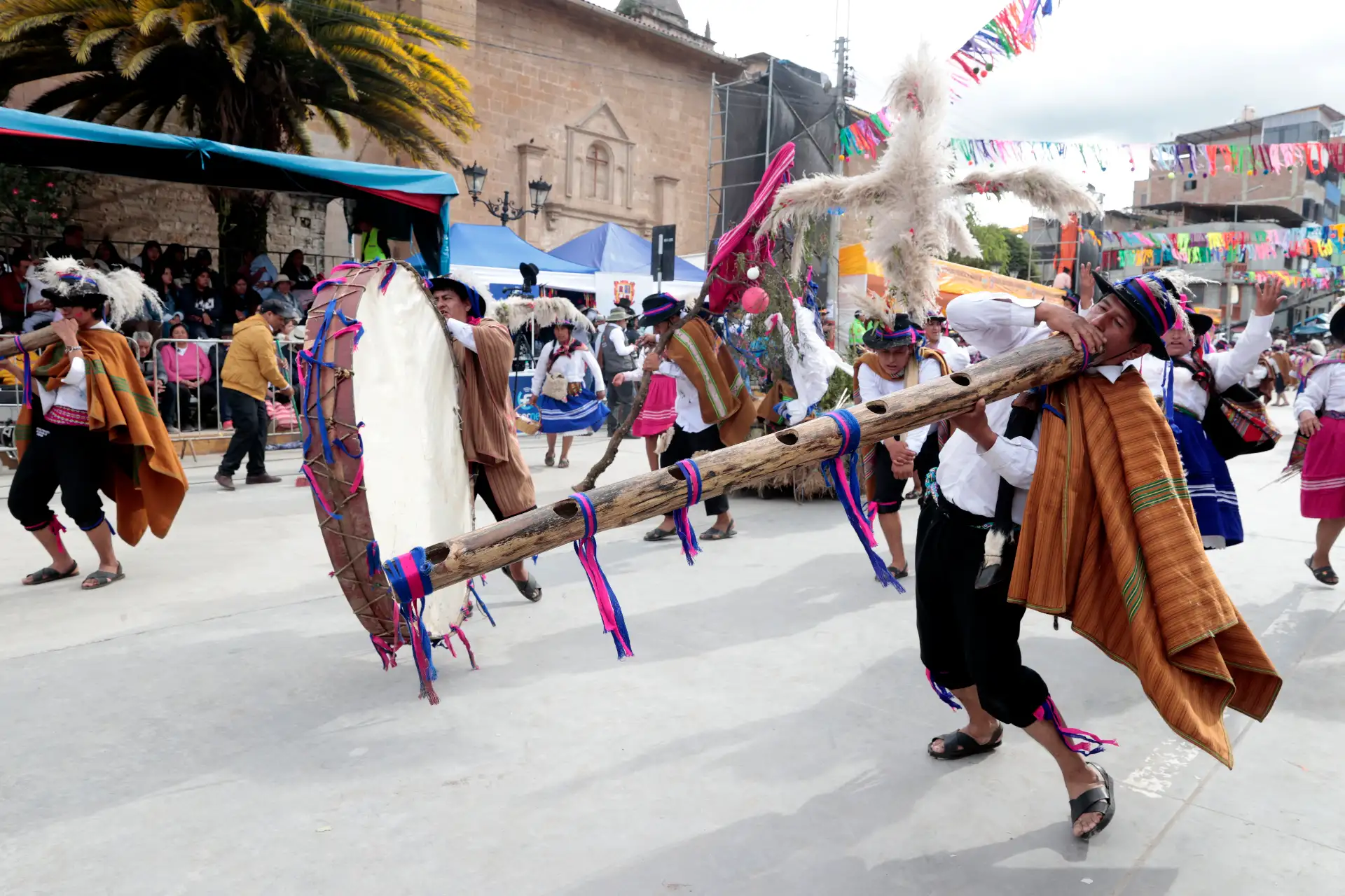 Desde muy temprano, las comparsas comenzaron a concentrarse en los alrededores de la Plaza Mayor de Andahuaylas para participar del gran corso y pasacalle, actividad que marca las jornadas centrales de la tradicional celebración.
Foto: ANDINA/Vidal Tarqui