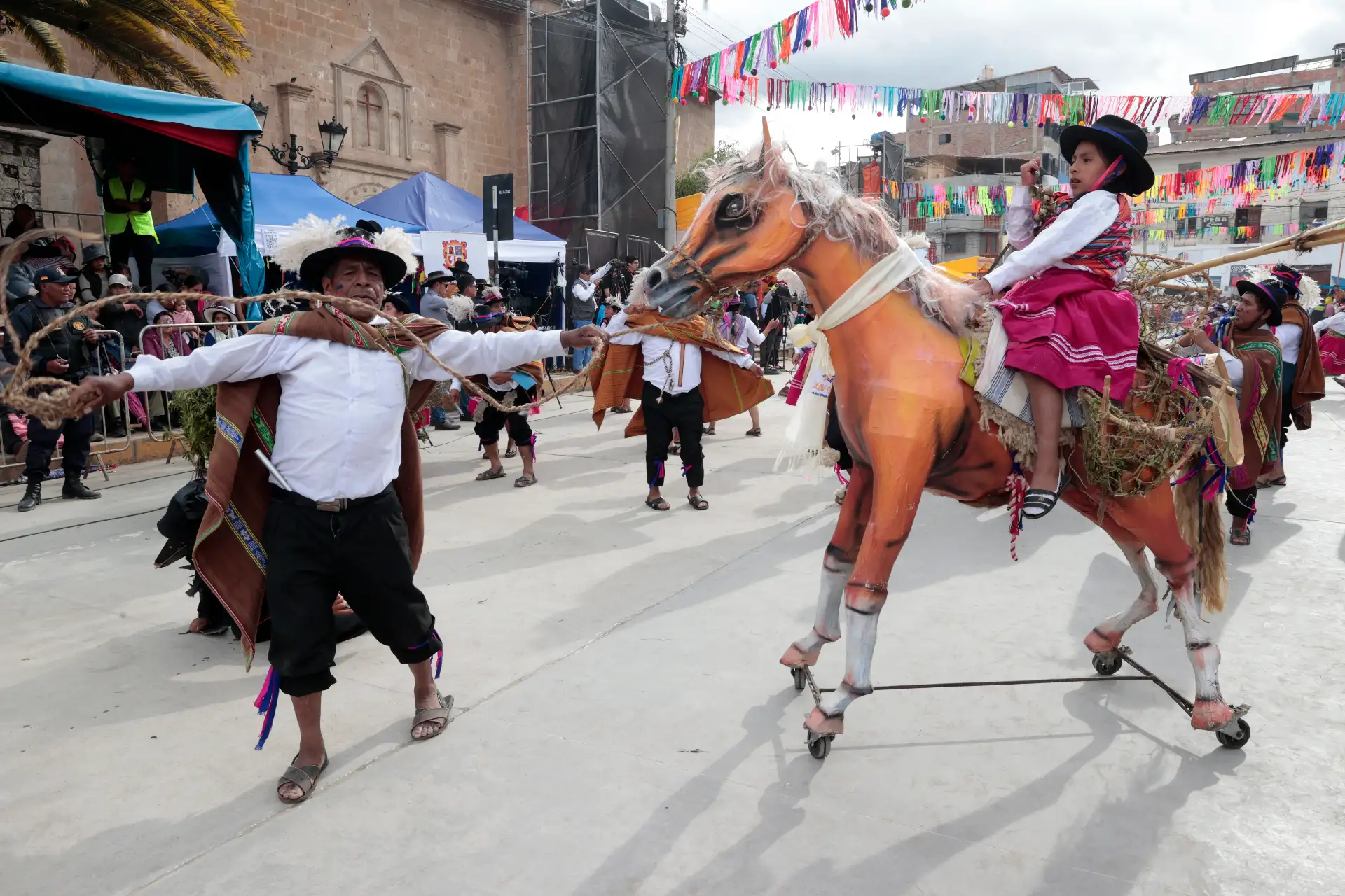 Desde muy temprano, las comparsas comenzaron a concentrarse en los alrededores de la Plaza Mayor de Andahuaylas para participar del gran corso y pasacalle, actividad que marca las jornadas centrales de la tradicional celebración.
Foto: ANDINA/Vidal Tarqui